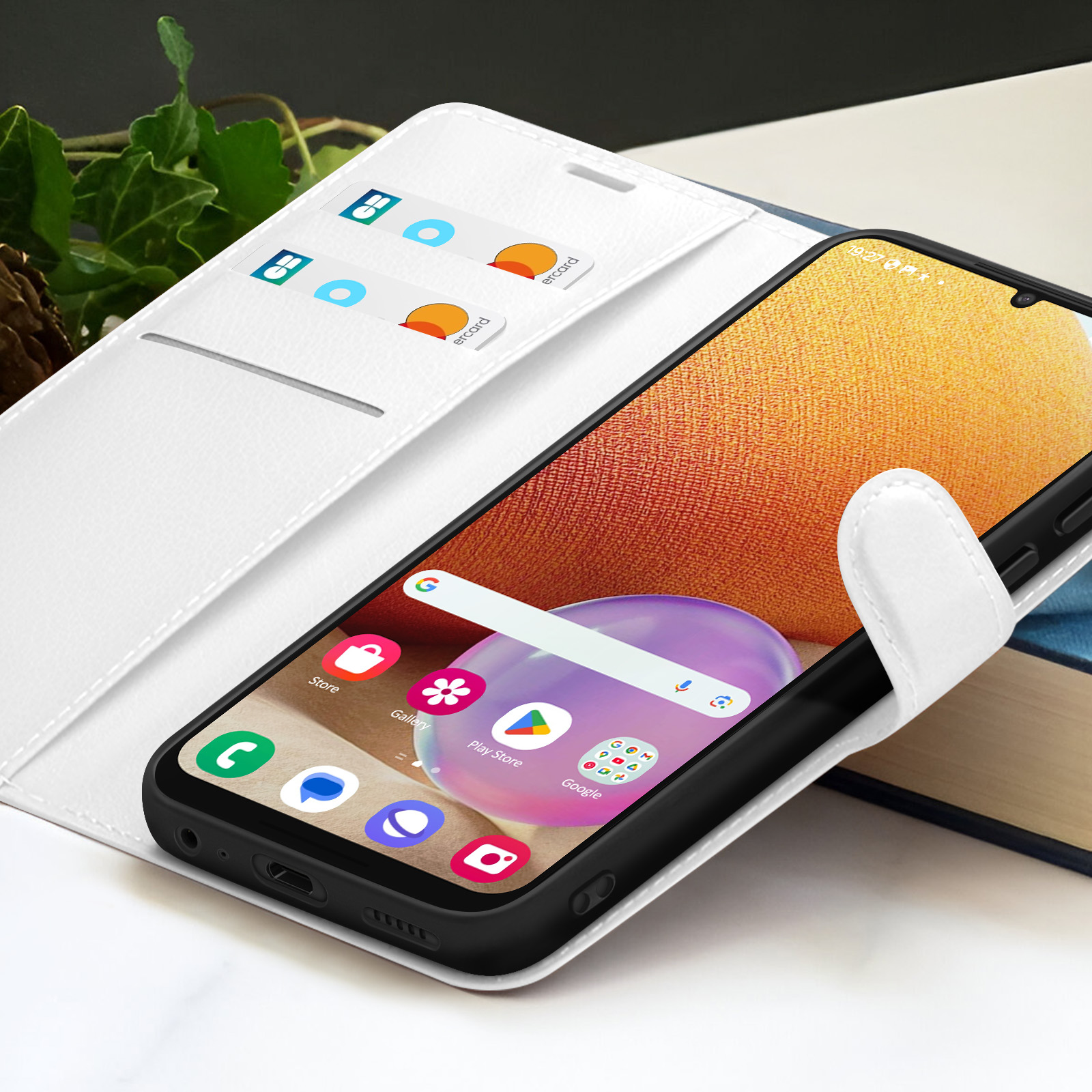 Smartphone in witte hoes met scherm met apps. Creditcards in de hoes.
