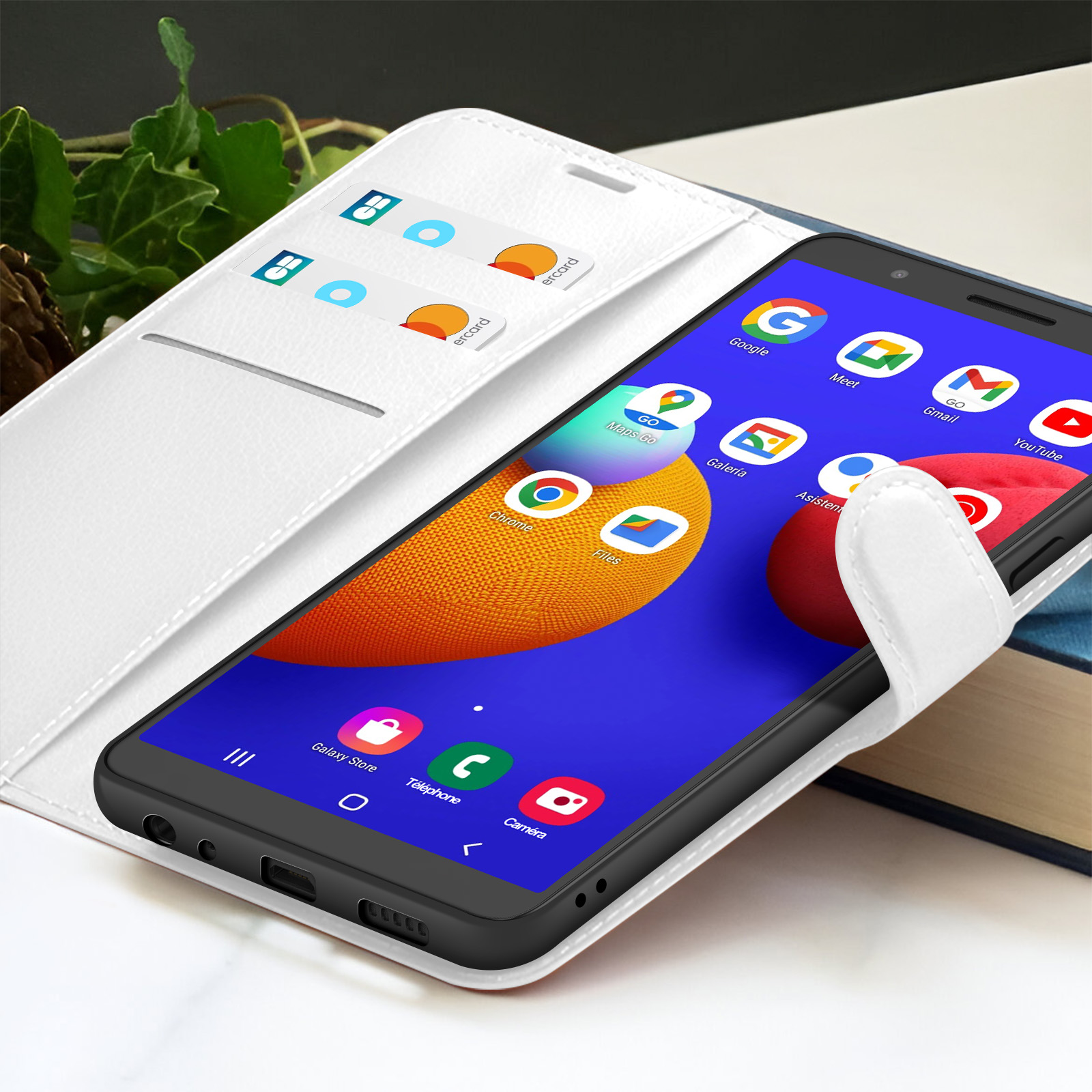 Uno smartphone in una custodia bianca, che mostra le icone delle app. La custodia è aperta, rivelando lo schermo. Ci sono carte nella custodia.