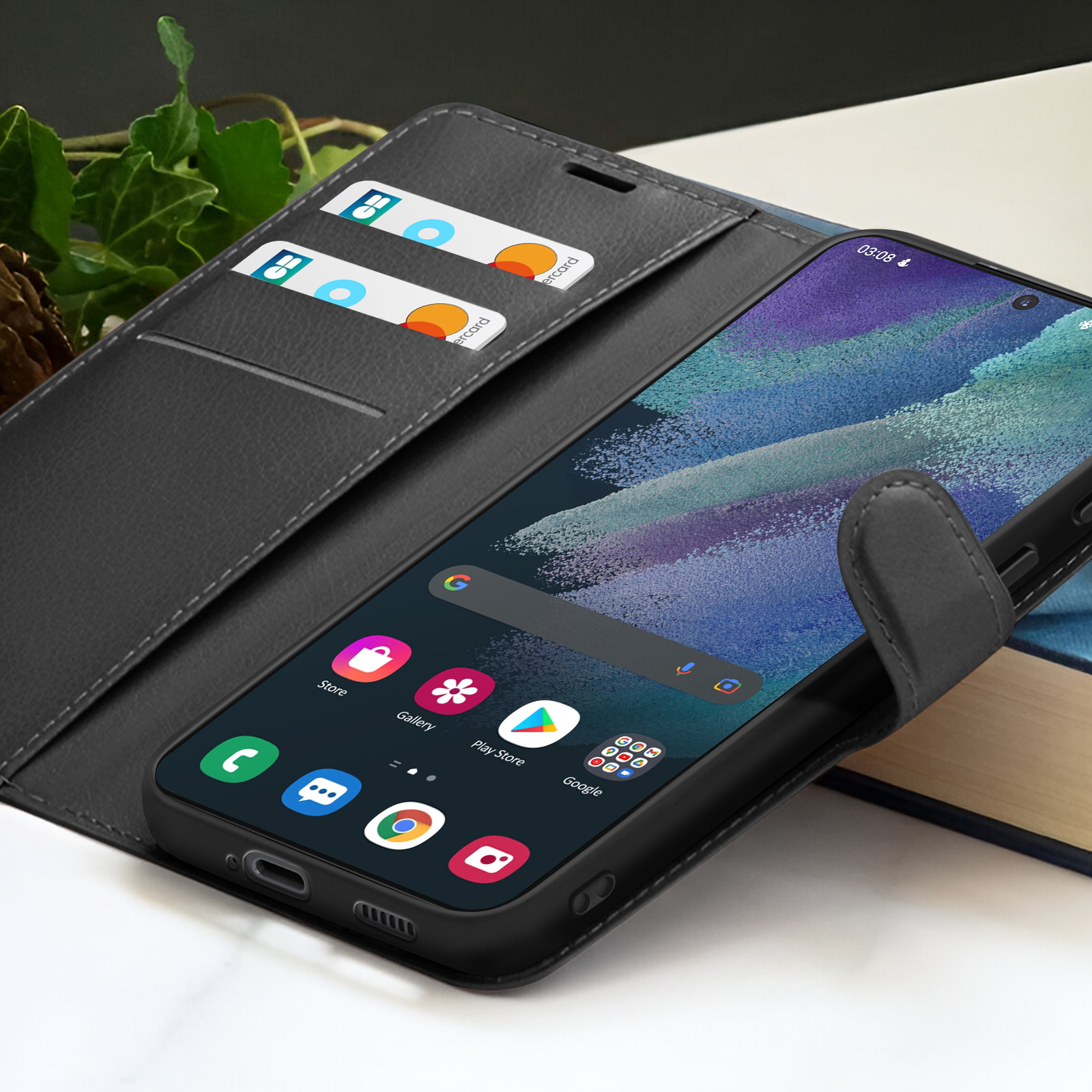 Un smartphone dans un étui noir, avec des cartes de crédit à l'intérieur. Le téléphone affiche des applications, l'heure. Fond avec un livre et feuilles.