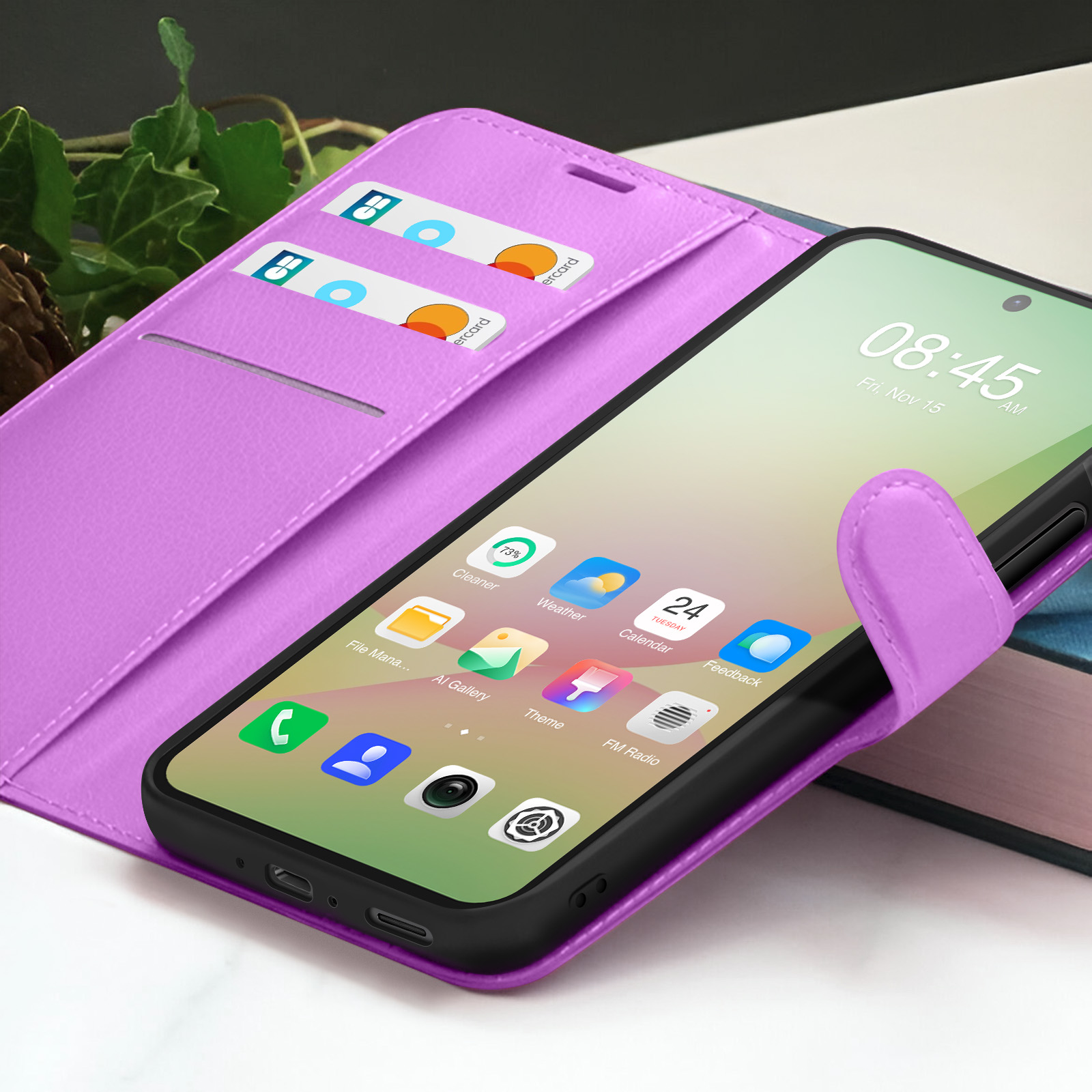 Een smartphone toont 08:45 uur op 15 november. Het zit in een paarse hoes met creditcards. Andere pictogrammen op het scherm.