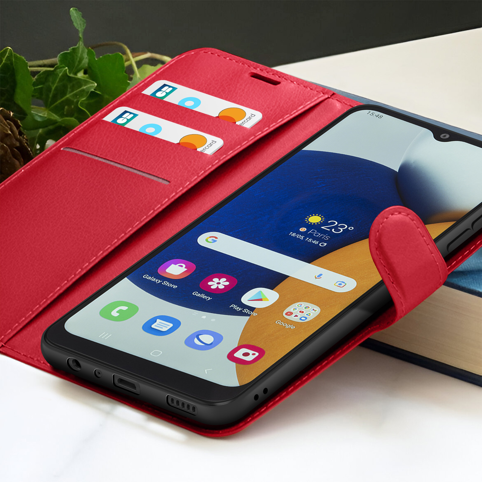 Un étui rouge avec un smartphone. L'écran affiche l'heure, la météo et des icônes d'applications. Cartes.