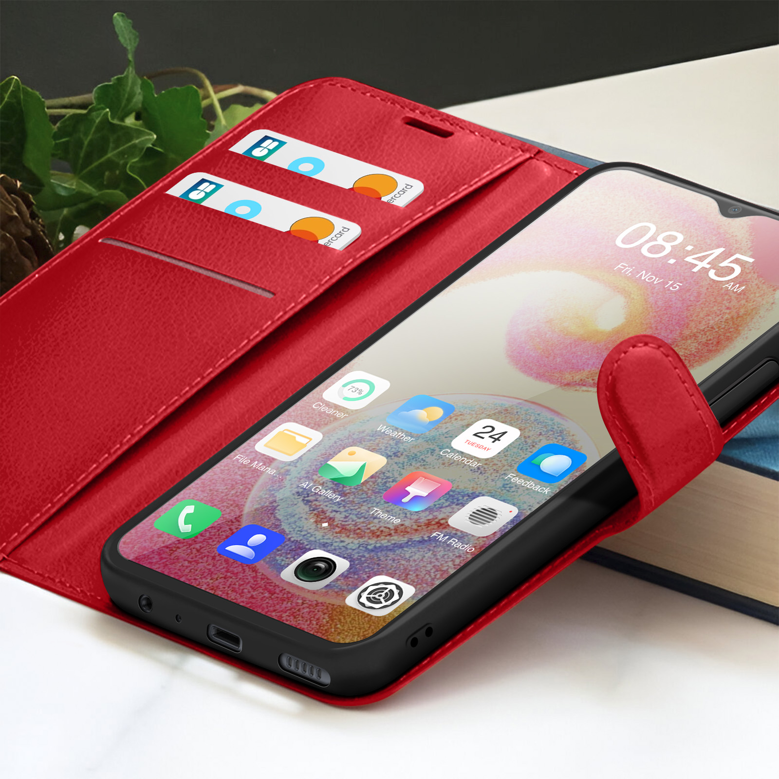 Étui de téléphone rouge avec smartphone affichant des applications. Cartes de crédit dans l'étui. L'heure est 08h45.