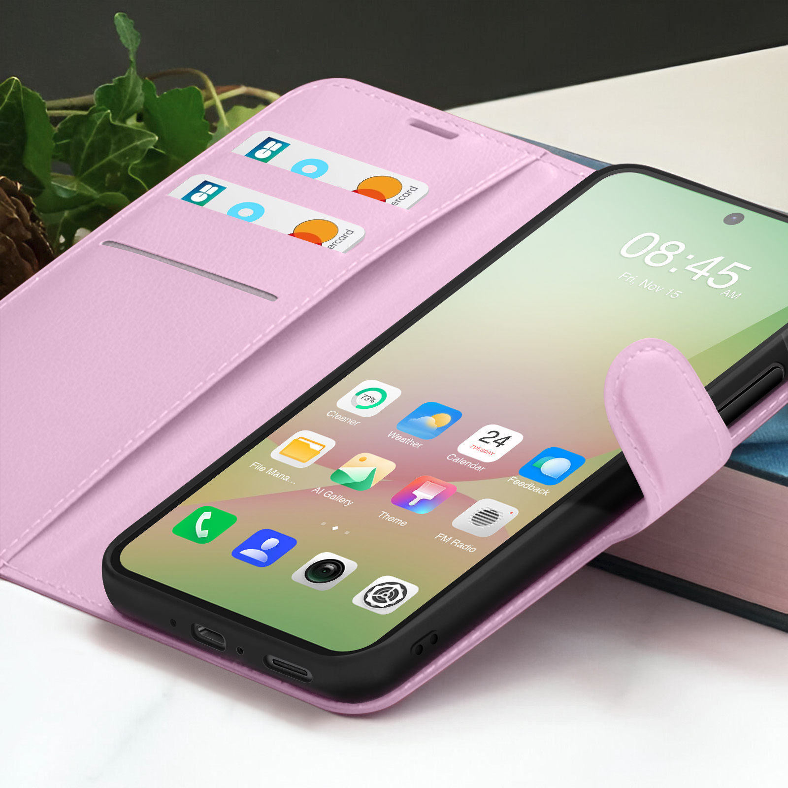 Een roze telefoonhoesje met een telefoon die de tijd 08:45 en pictogrammen weergeeft. Twee creditcards zitten in de hoes.