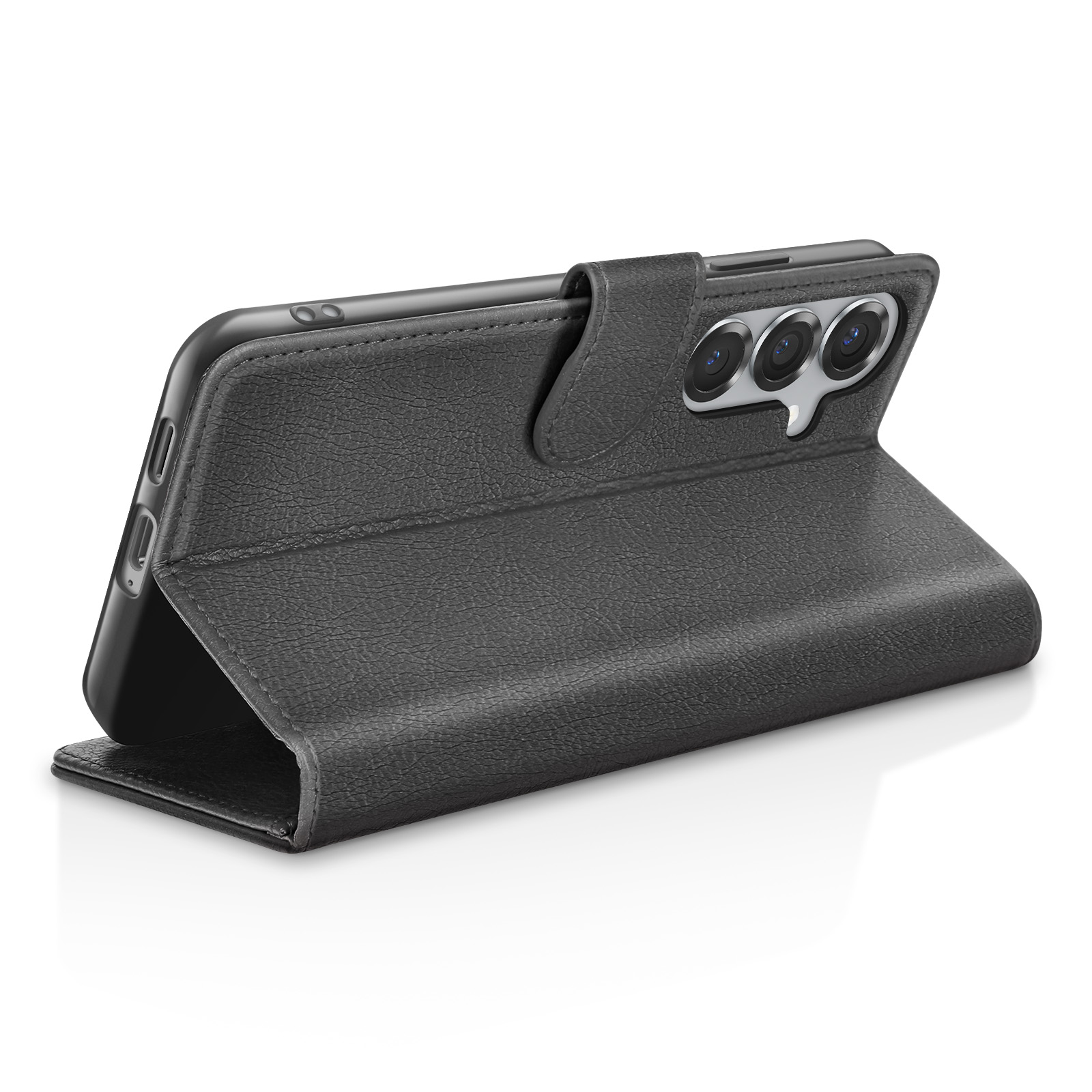 Een zwarte telefoonhoes in staande positie, met de drievoudige camera van de telefoon. De hoes is getextureerd, met een magnetische sluiting.