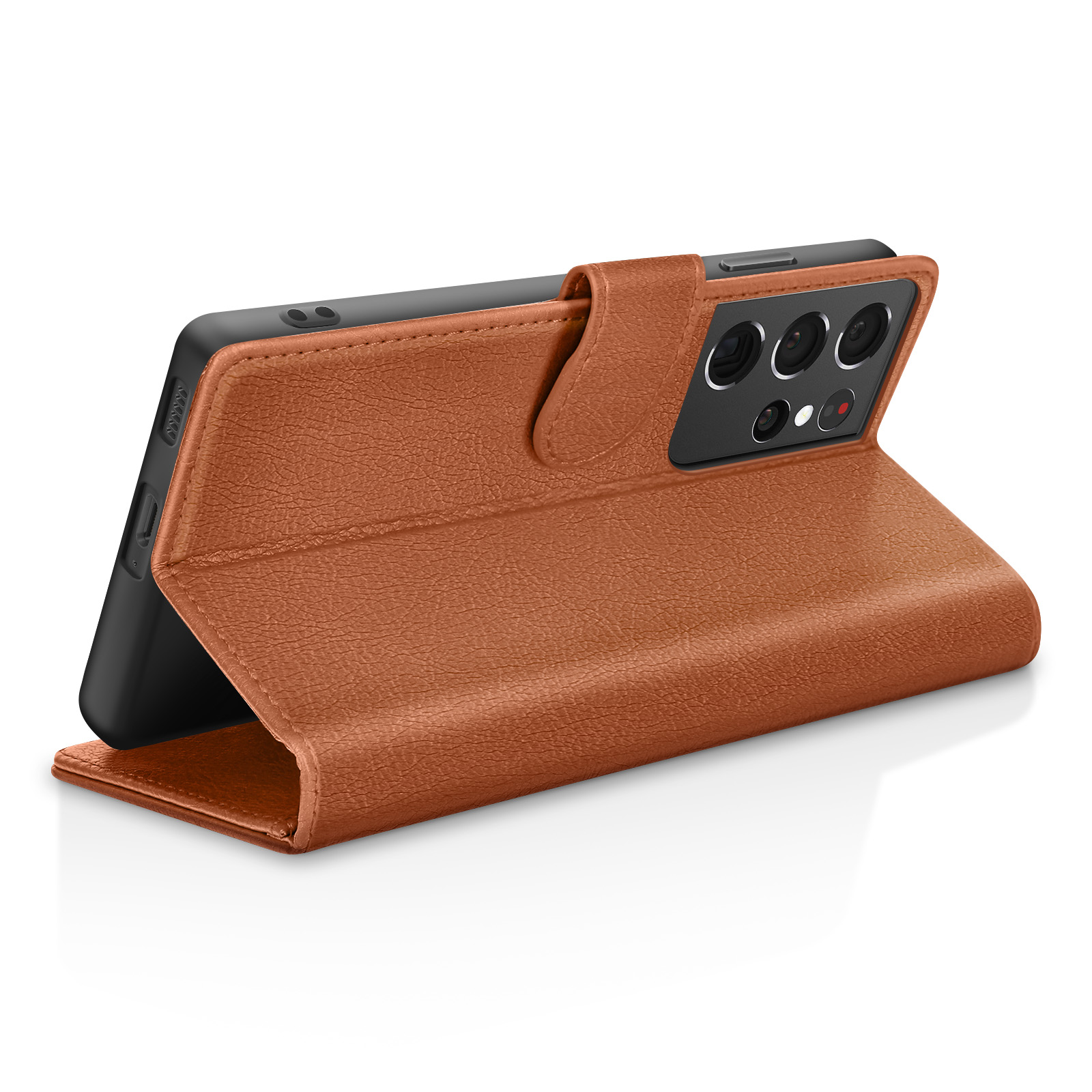 Un étui de téléphone en cuir marron avec un téléphone noir à l'intérieur, sur fond blanc. L'étui est ouvert, révélant l'appareil photo du téléphone.