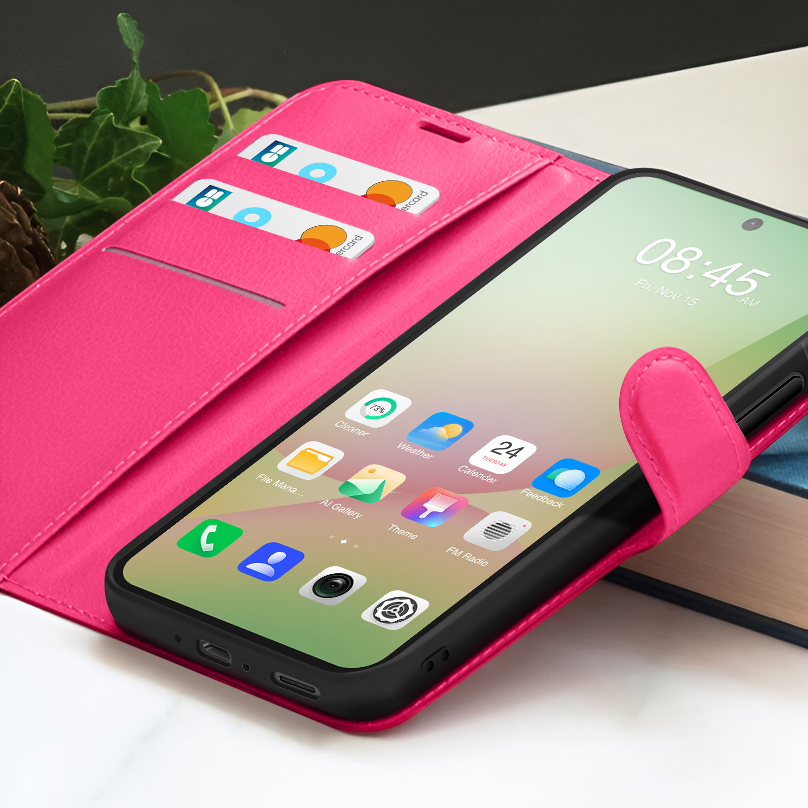 Een roze telefoonhoes met een telefoon die de tijd weergeeft. Creditcards in de hoes. Pictogrammen zijn zichtbaar.