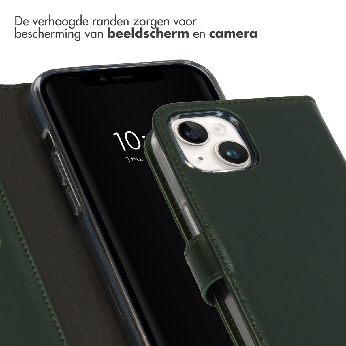 Een groene telefoonhoes beschermt een zwarte smartphone die de tijd weergeeft. De hoes heeft verhoogde randen voor scherm- en camerabescherming.