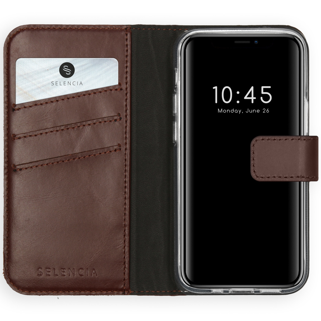 Open bruine leren telefoonhoes met een telefoon met 10:45, een kaart en het Selencia-logo.
