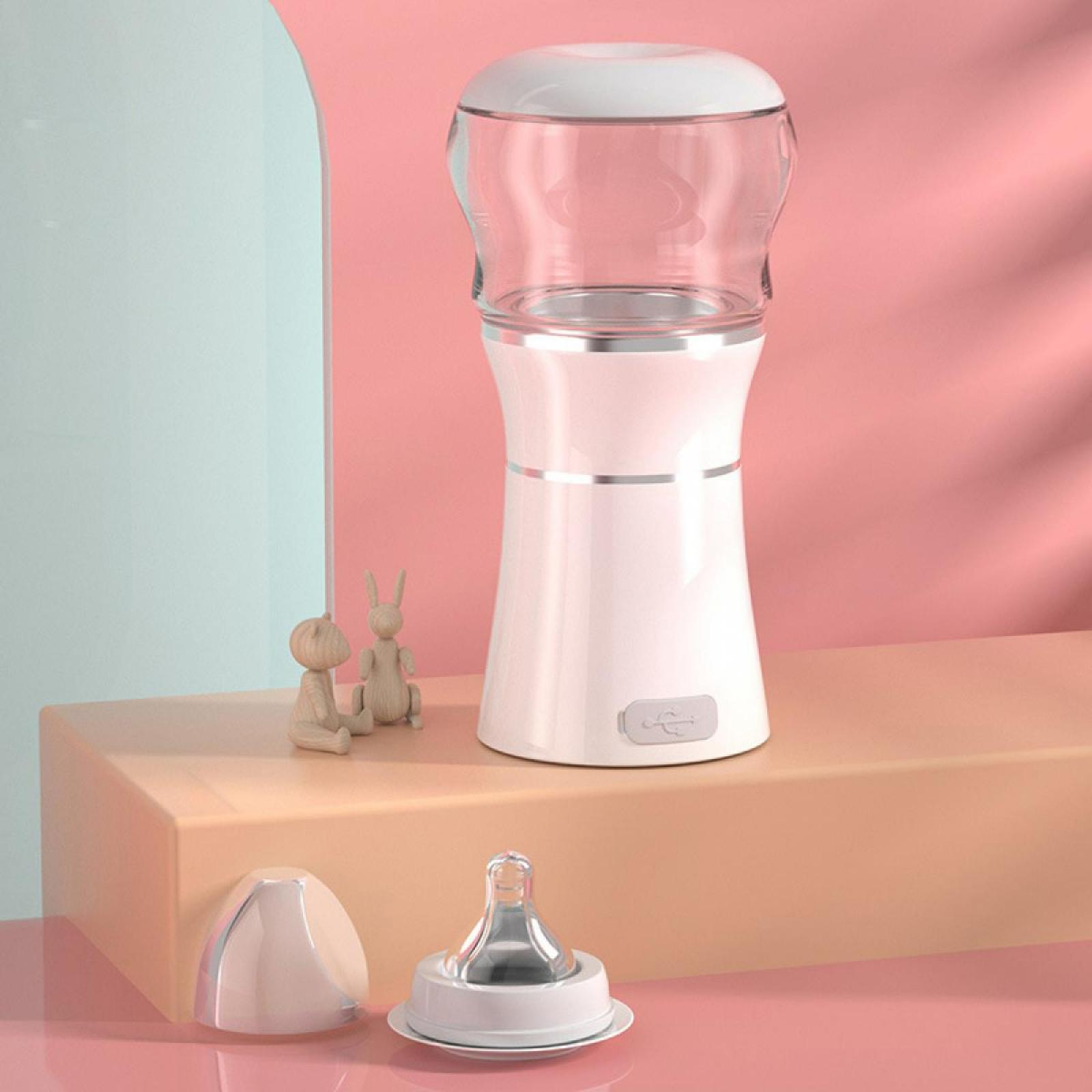 Ein weißer und klarer Babyflaschenwärmer mit Zubehör. Zwei kleine Holzfiguren und ein rosa Hintergrund.