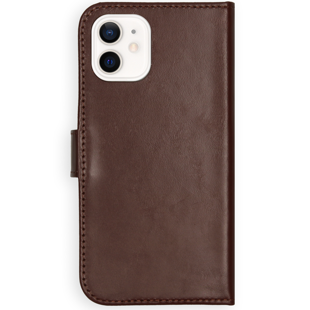 Een bruine leren telefoonhoes met een iPhone. De hoes is gesloten met een magnetische sluiting. De achtergrond is wit.