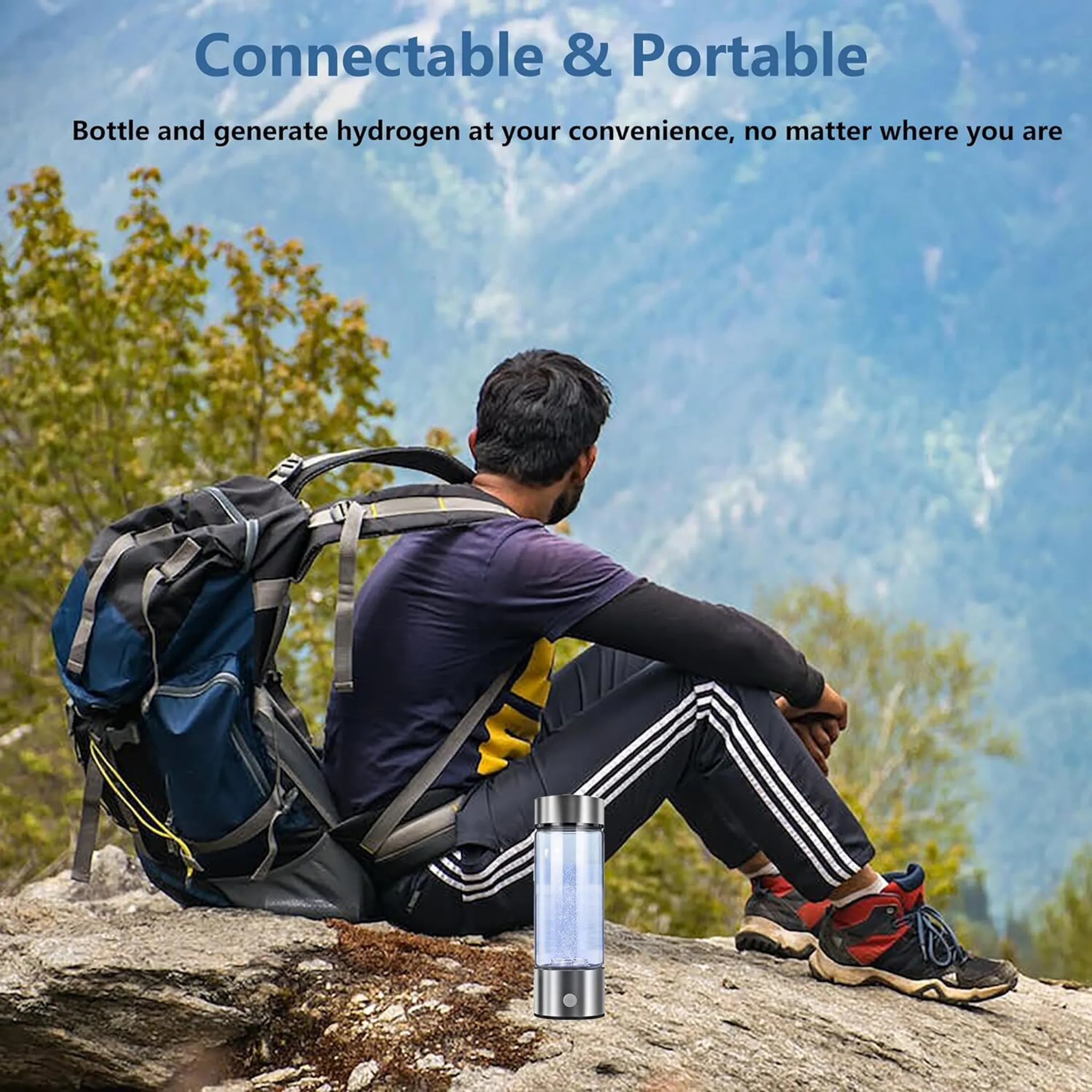 Eine Person sitzt mit Rucksack auf einem Felsen neben einer Wasserflasche. Berg im Hintergrund.