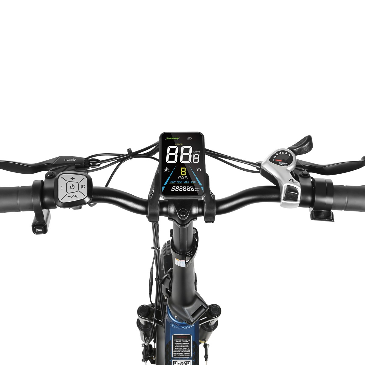 Kierownica roweru elektrycznego z cyfrowym wyświetlaczem pokazującym prędkość, baterię i inne wskaźniki. Czarne kierownice z elementami sterującymi i przerzutką Shimano.