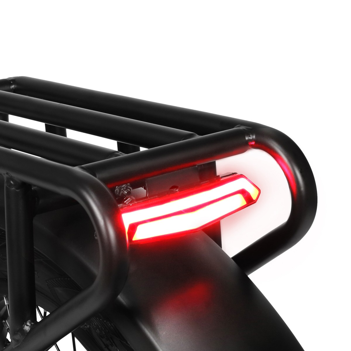 Zbliżenie na tył roweru. Widoczne są czarny bagażnik, czerwone światło tylne i czarny błotnik.