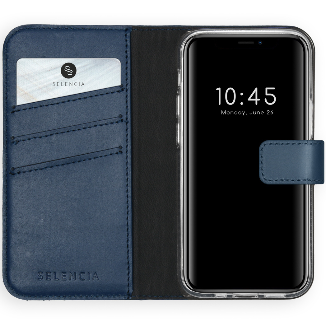 Open marineblauwe leren telefoonhoes met een kaart en telefoon met 10:45. Hoes heeft een zwart interieur.