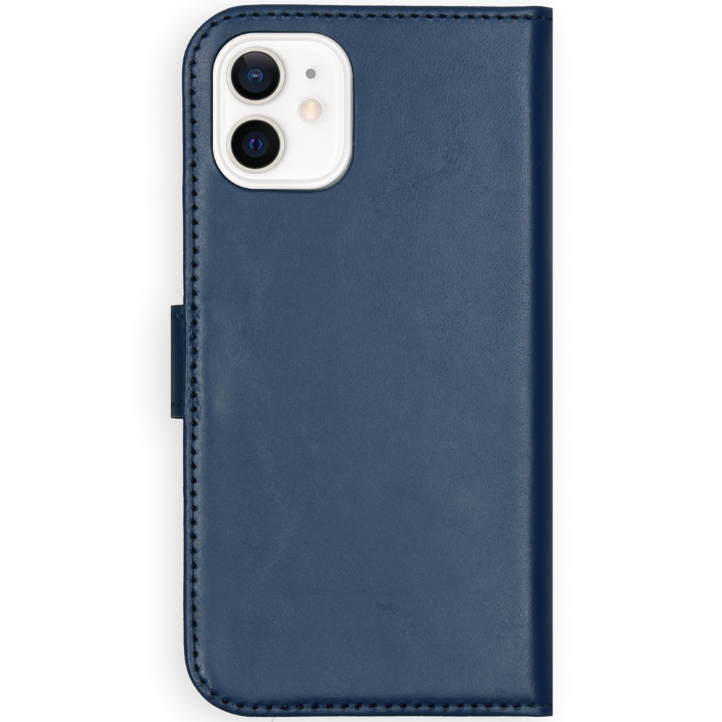 Een blauwe leren telefoonhoes met een witte cameramodule. De hoes heeft een magnetische sluiting en stiksels langs de randen.