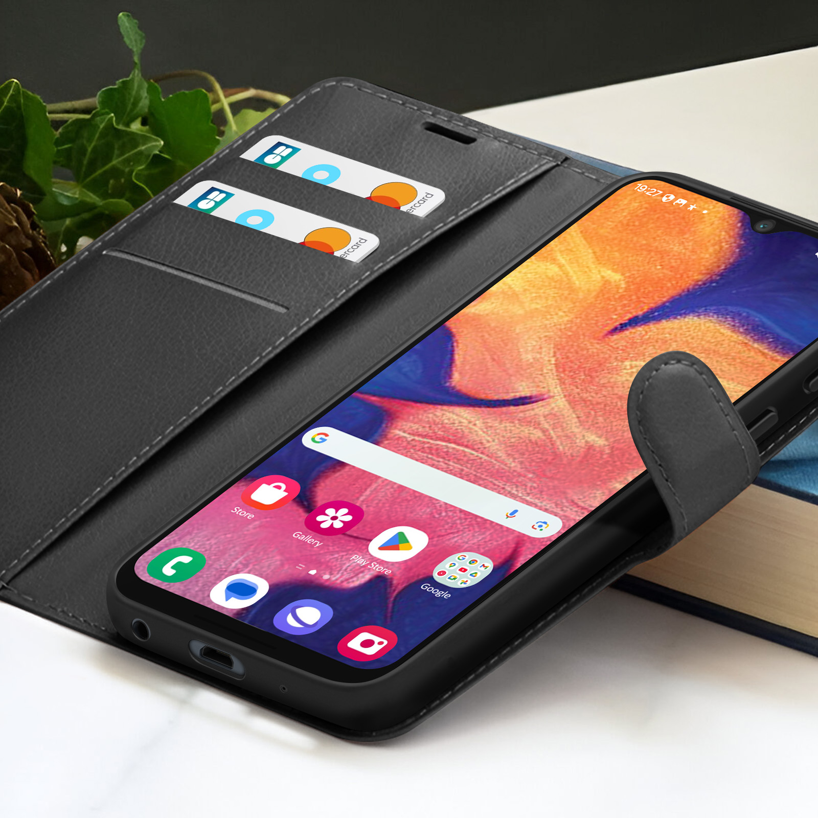 Uno smartphone in una custodia nera, aperto per rivelare lo schermo. Le carte sono in uno slot. Le app sono visibili.