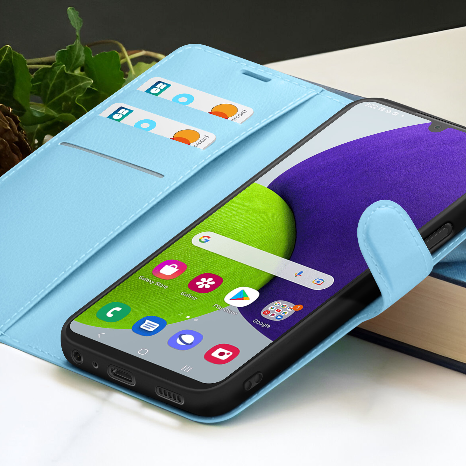 Een smartphone in een lichtblauwe hoes met kaarten, met app-iconen op het scherm, met een groene en paarse achtergrond.