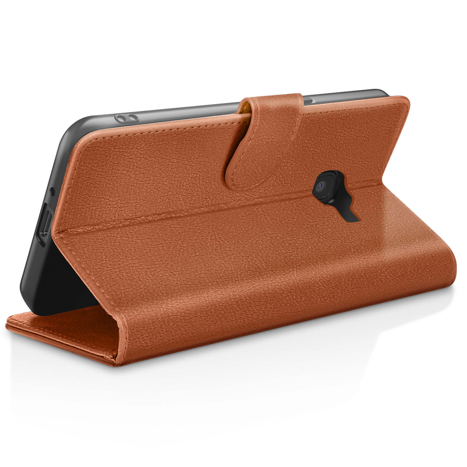 Un étui de téléphone en cuir marron, ouvert pour afficher un téléphone noir. L'étui est sur une surface blanche.