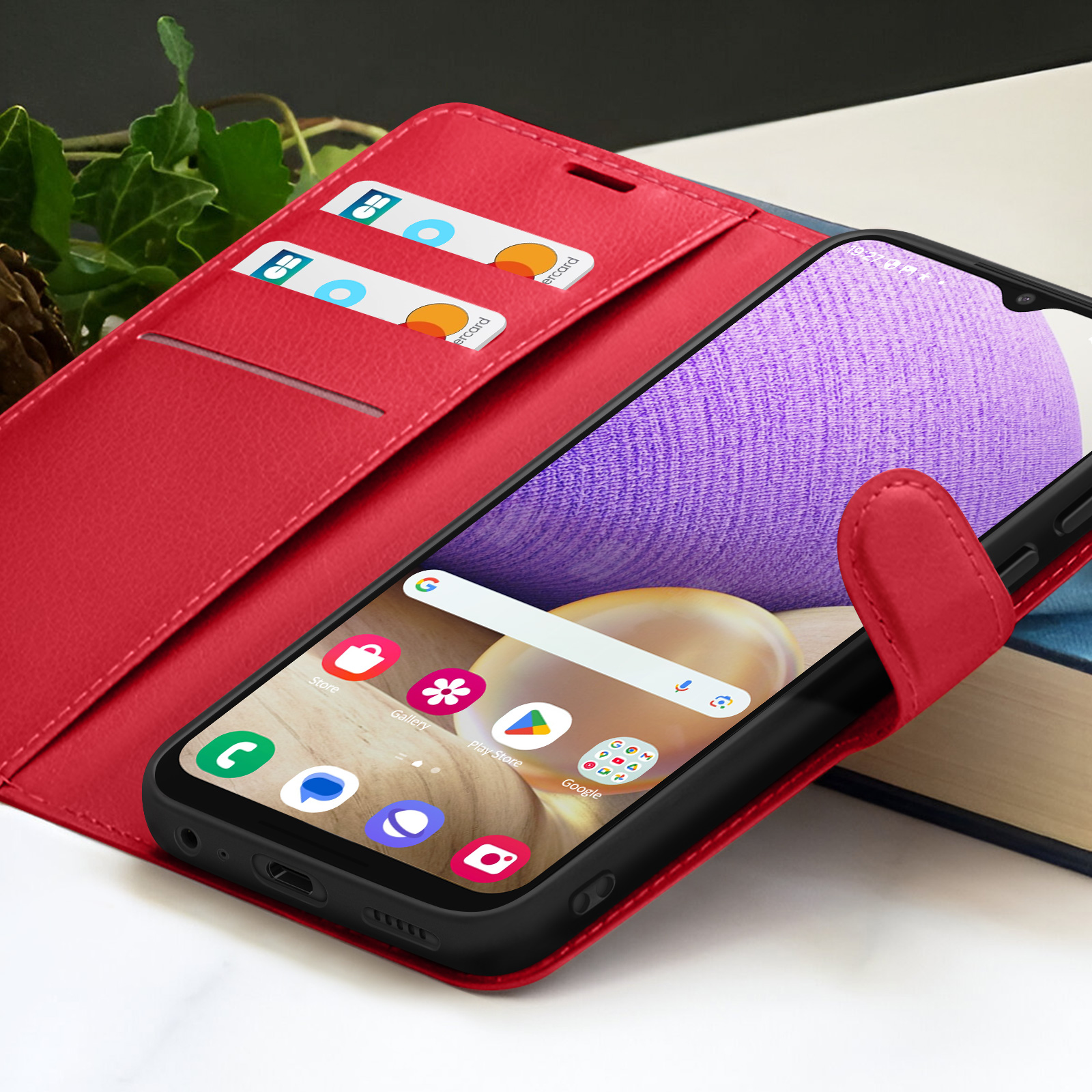 Una custodia rossa con smartphone. Due carte di credito sono nella custodia.
