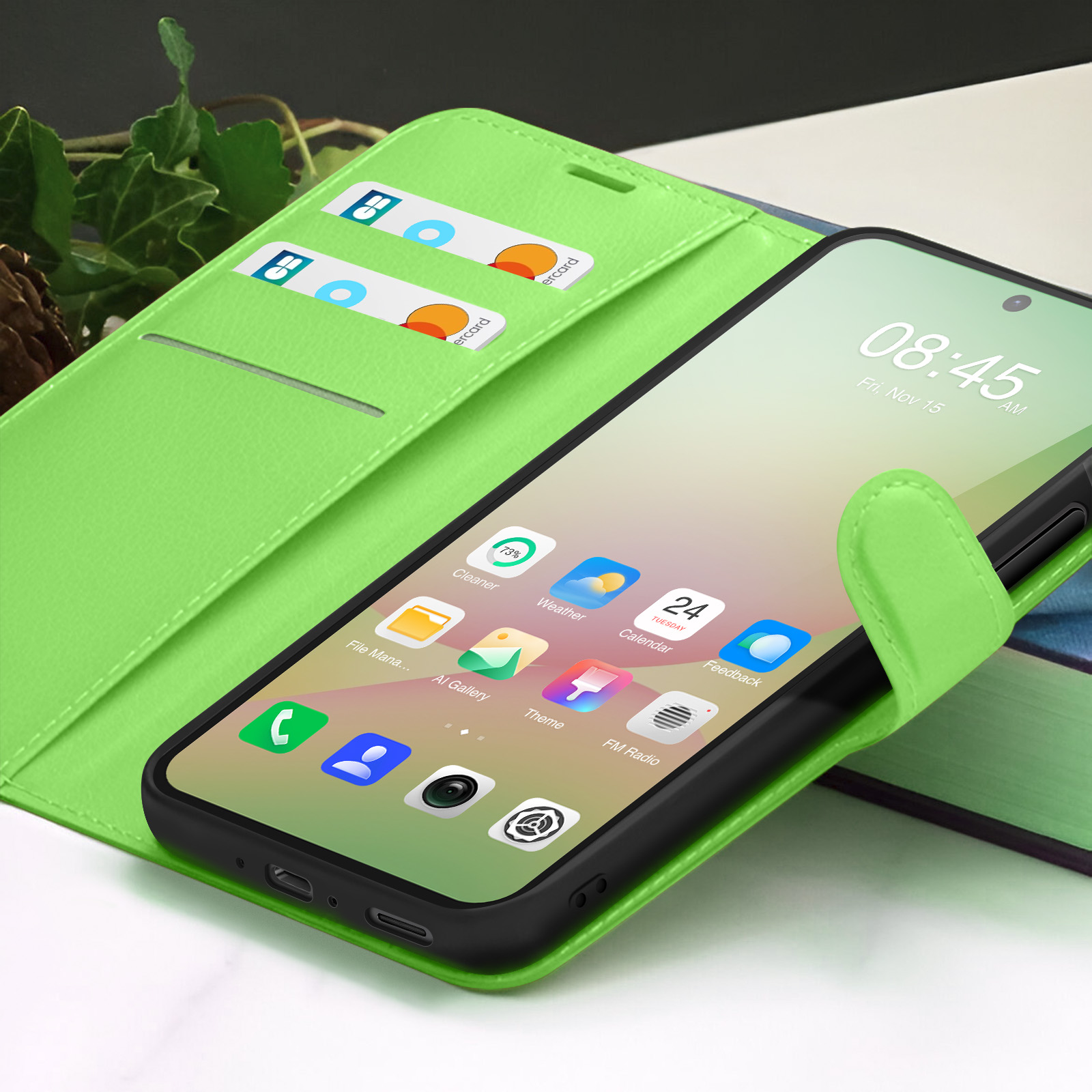 Een groene telefoonhoes met een smartphone die de tijd en app-pictogrammen weergeeft, met creditcards.