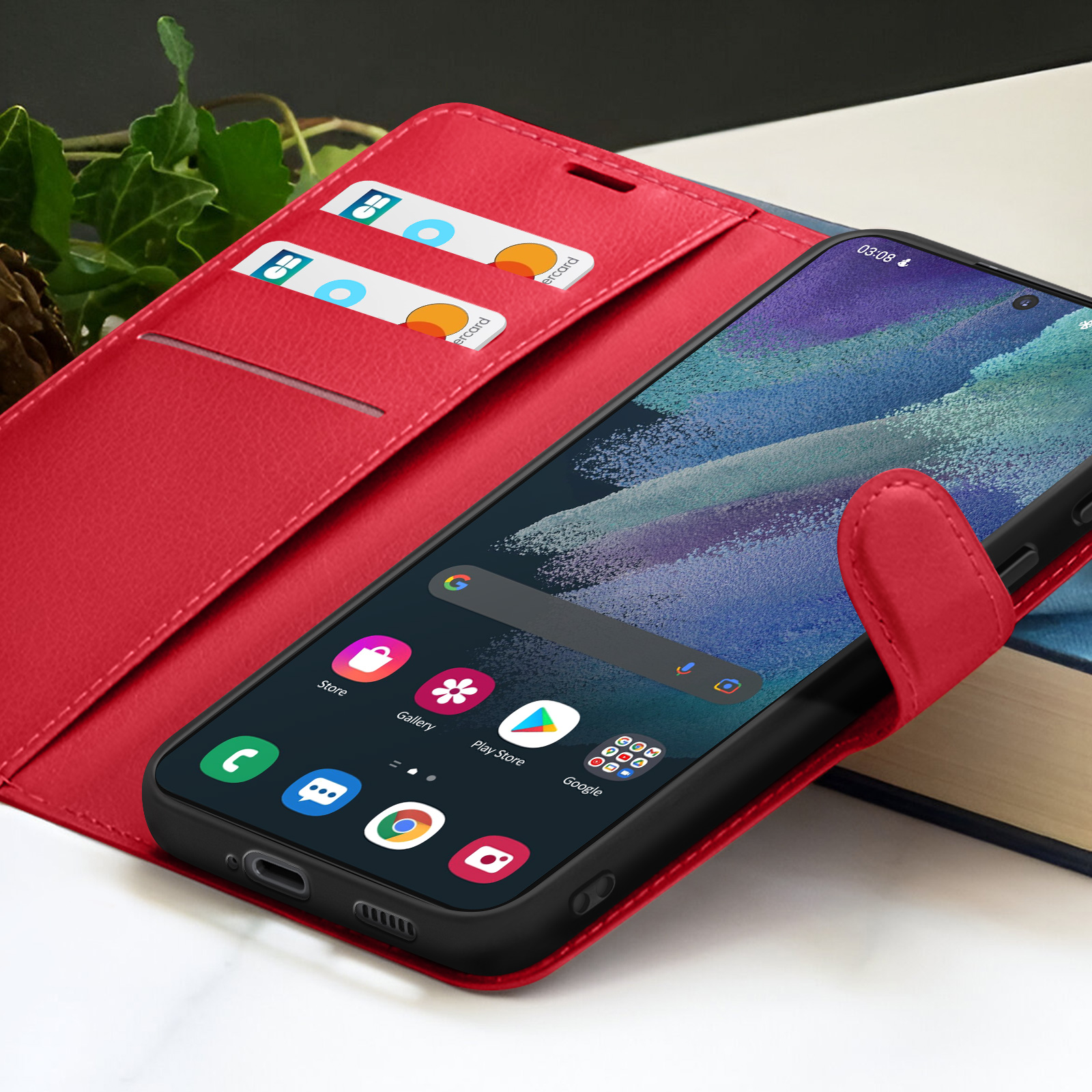 Een smartphone in een rode hoes, met creditcards. Het scherm toont apps. Een boek op de achtergrond.