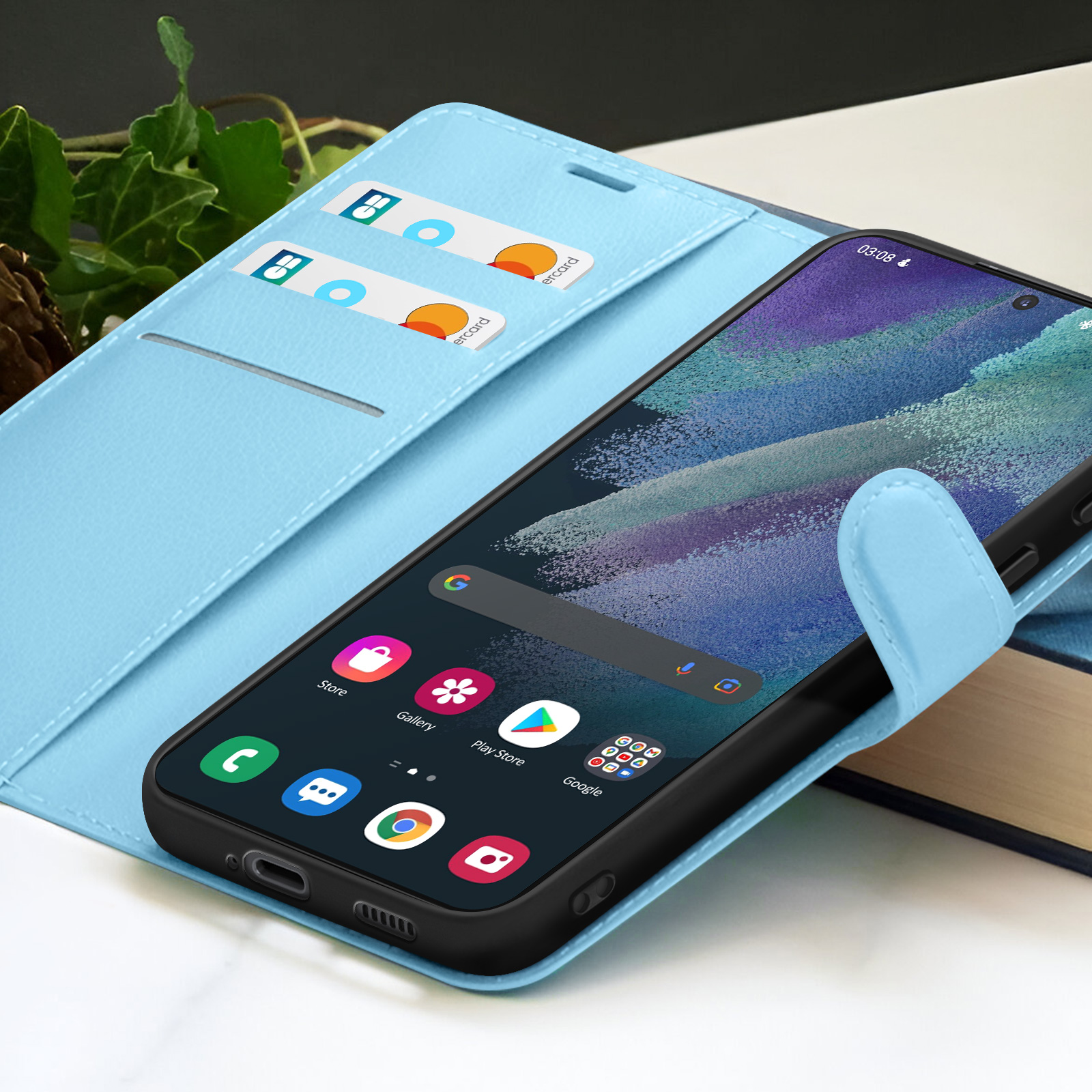 Een smartphone in een blauwe hoes met creditcards. Het scherm toont apps. Boeken op de achtergrond.