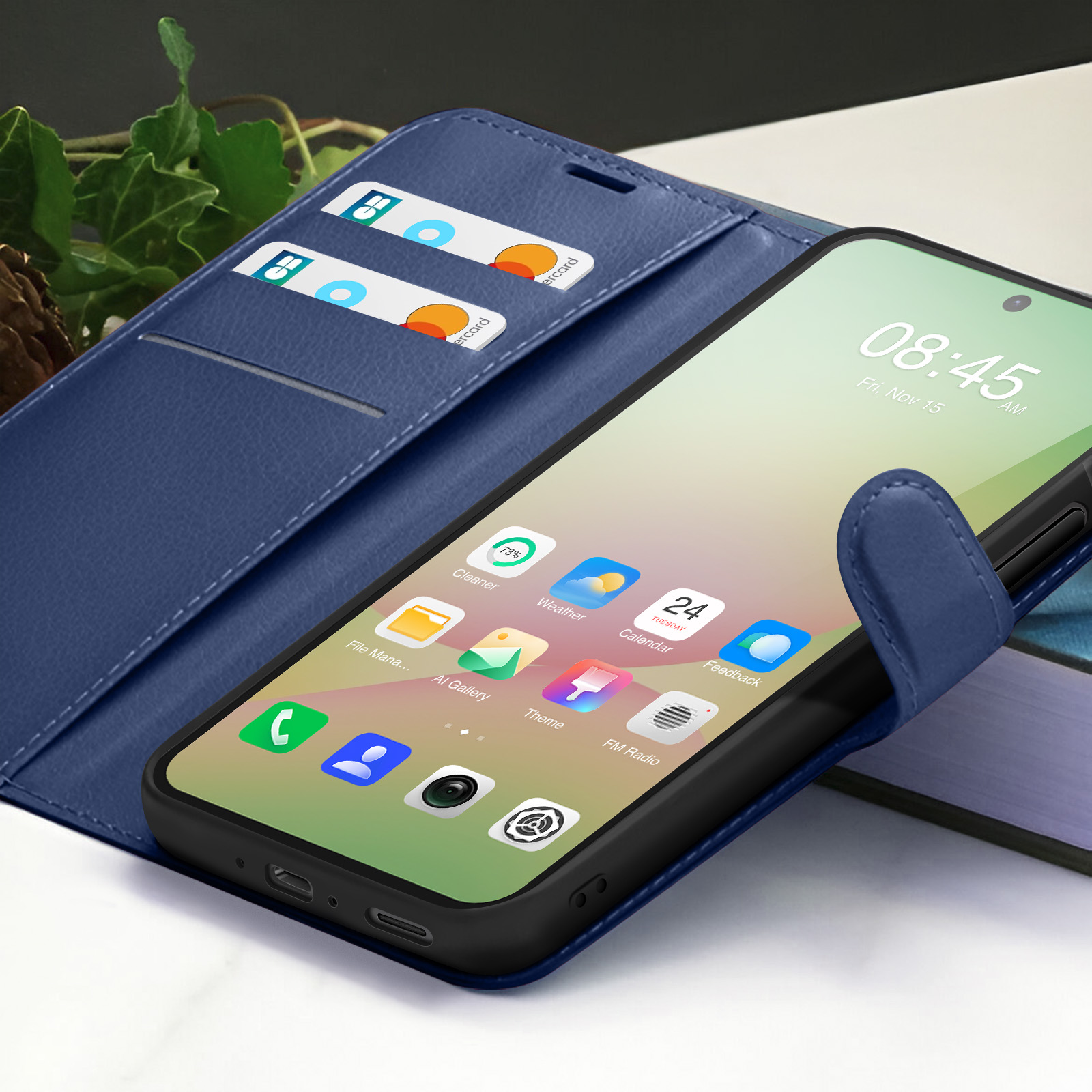 Un smartphone affiche des icônes et l'heure, dans un étui portefeuille bleu. Cartes de crédit visibles dans les fentes.