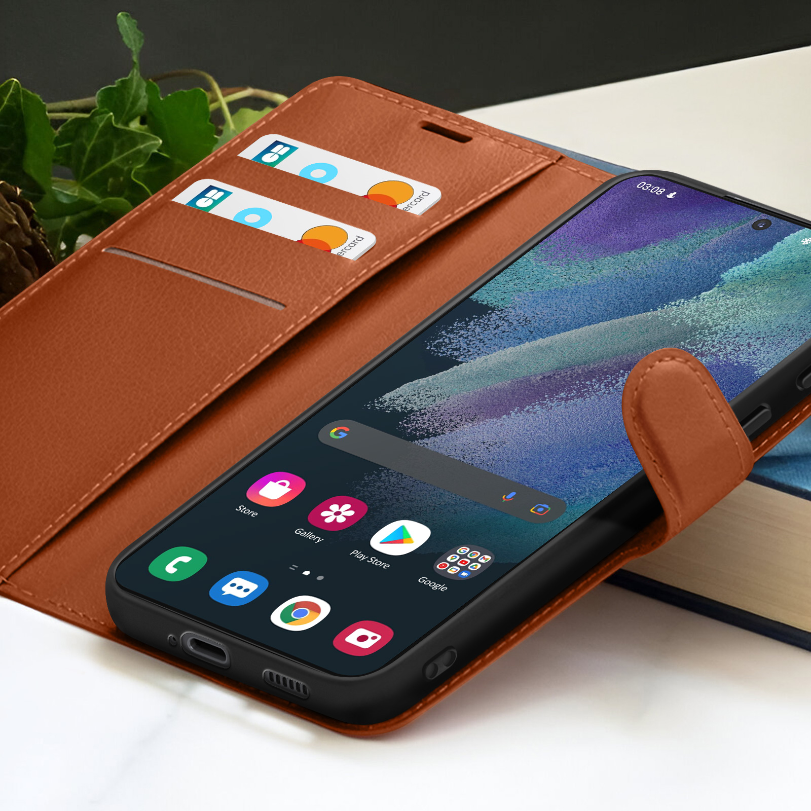 Een telefoon in een bruine leren hoes toont apps. Creditcards zitten in de hoes. De tijd wordt weergegeven.