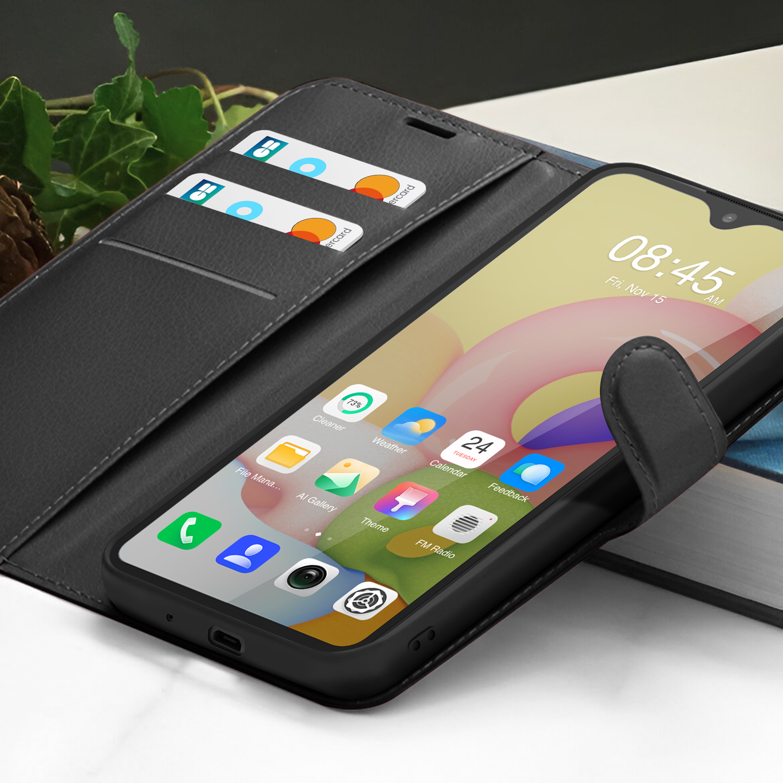 Un smartphone dans un étui noir, affichant l'heure. Un étui portefeuille contient des cartes. Des icônes d'applications sont visibles à l'écran.