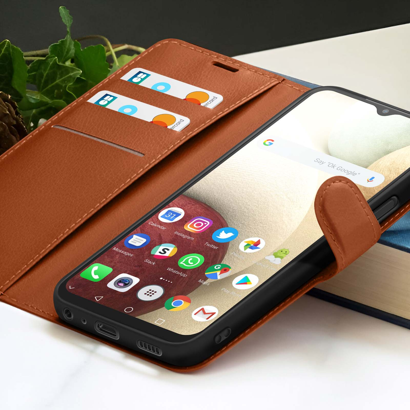 Un smartphone dans un étui en cuir marron est ouvert, affichant des icônes d'applications. Des cartes de crédit sont dans les fentes.