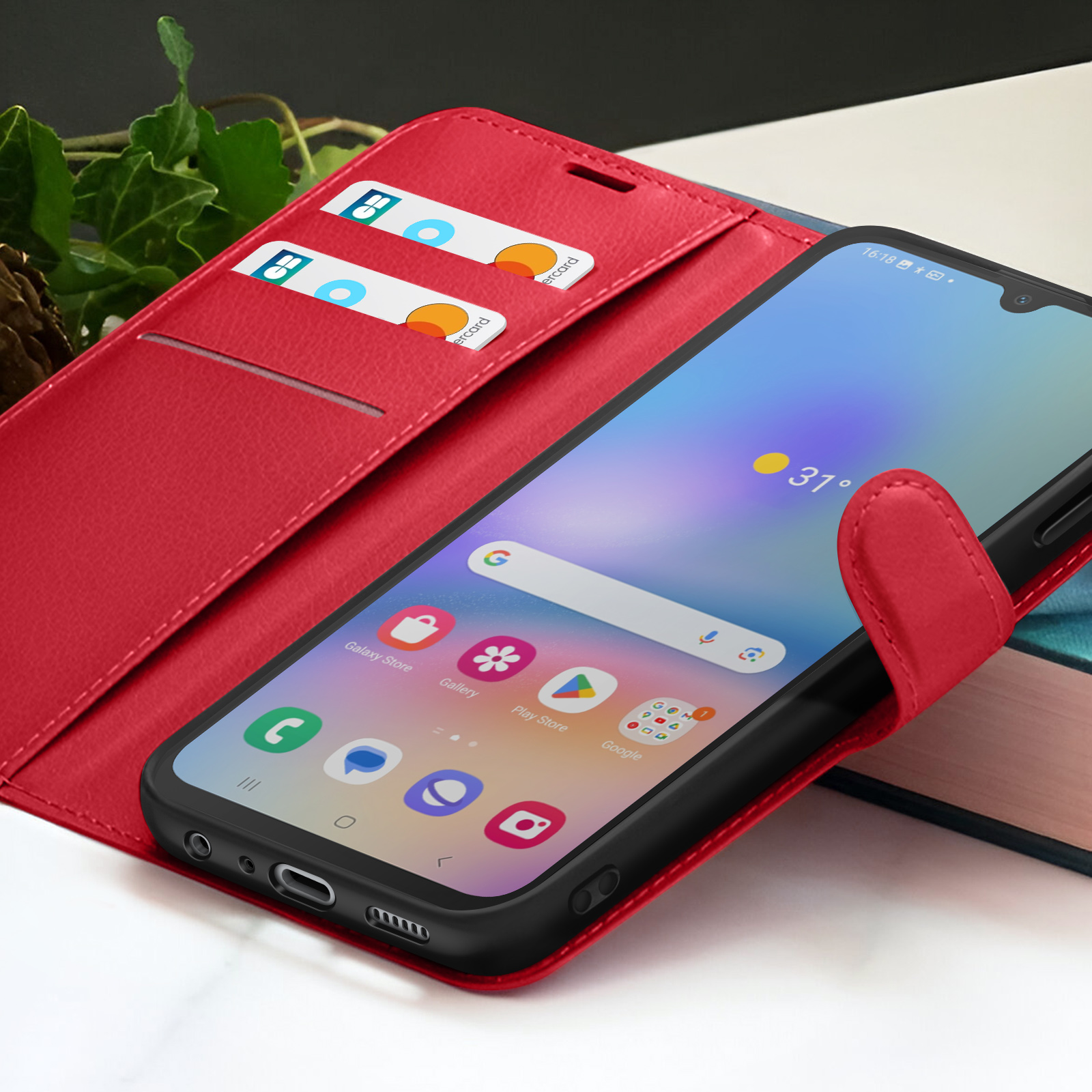 Un étui de téléphone rouge avec un téléphone affichant l'écran d'accueil. Des cartes de crédit sont dans l'étui. La température sur le téléphone est de 31 degrés.
