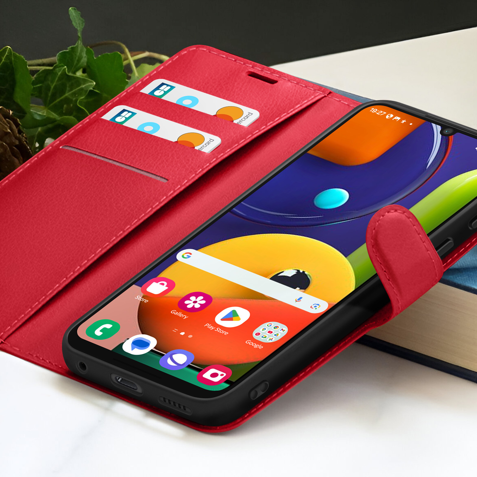 Custodia rossa con telefono all'interno. Carte di credito nella custodia. Schermo mostra app.