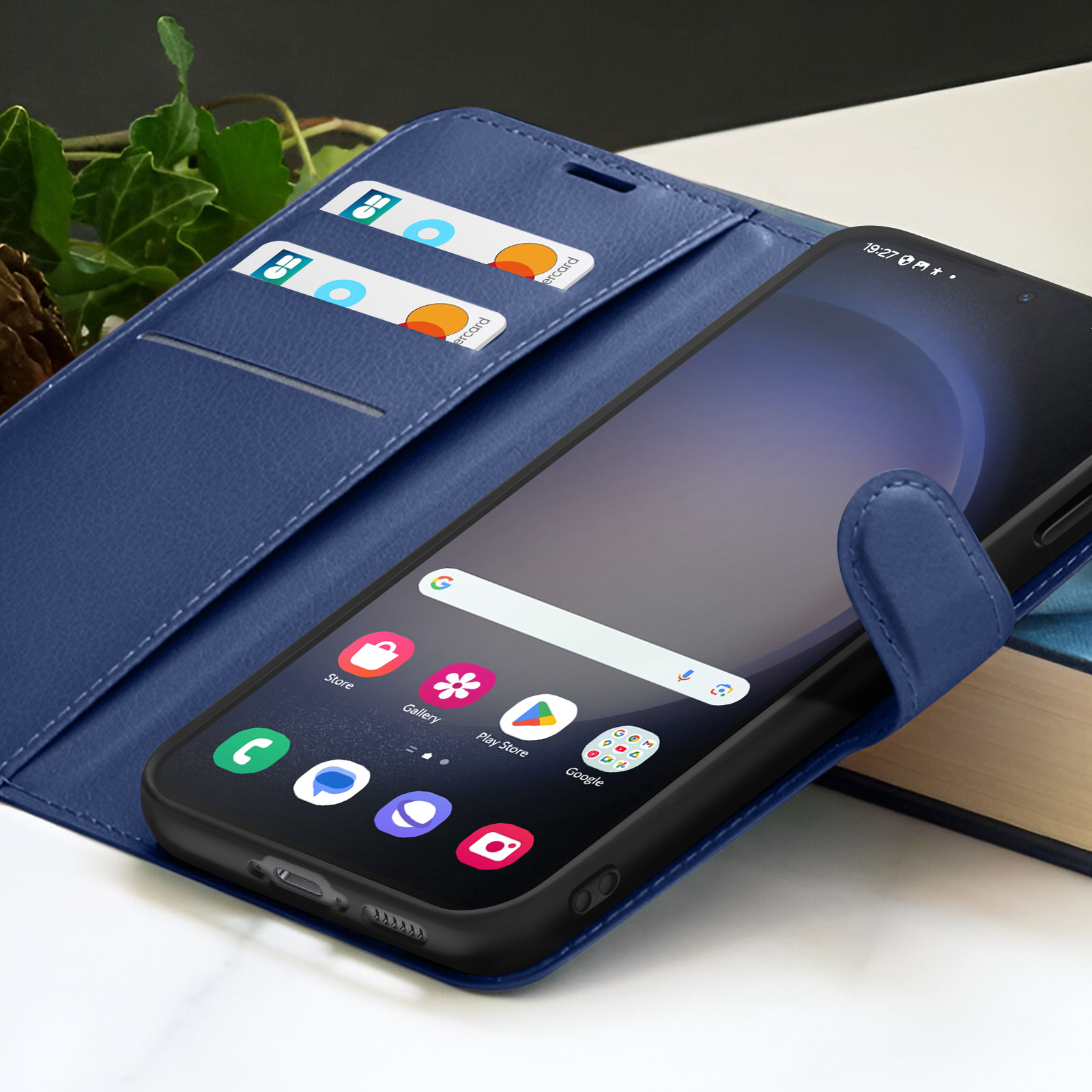 Un étui de téléphone bleu avec un smartphone à l'intérieur. Cartes de crédit dans l'étui. Le téléphone affiche des icônes.