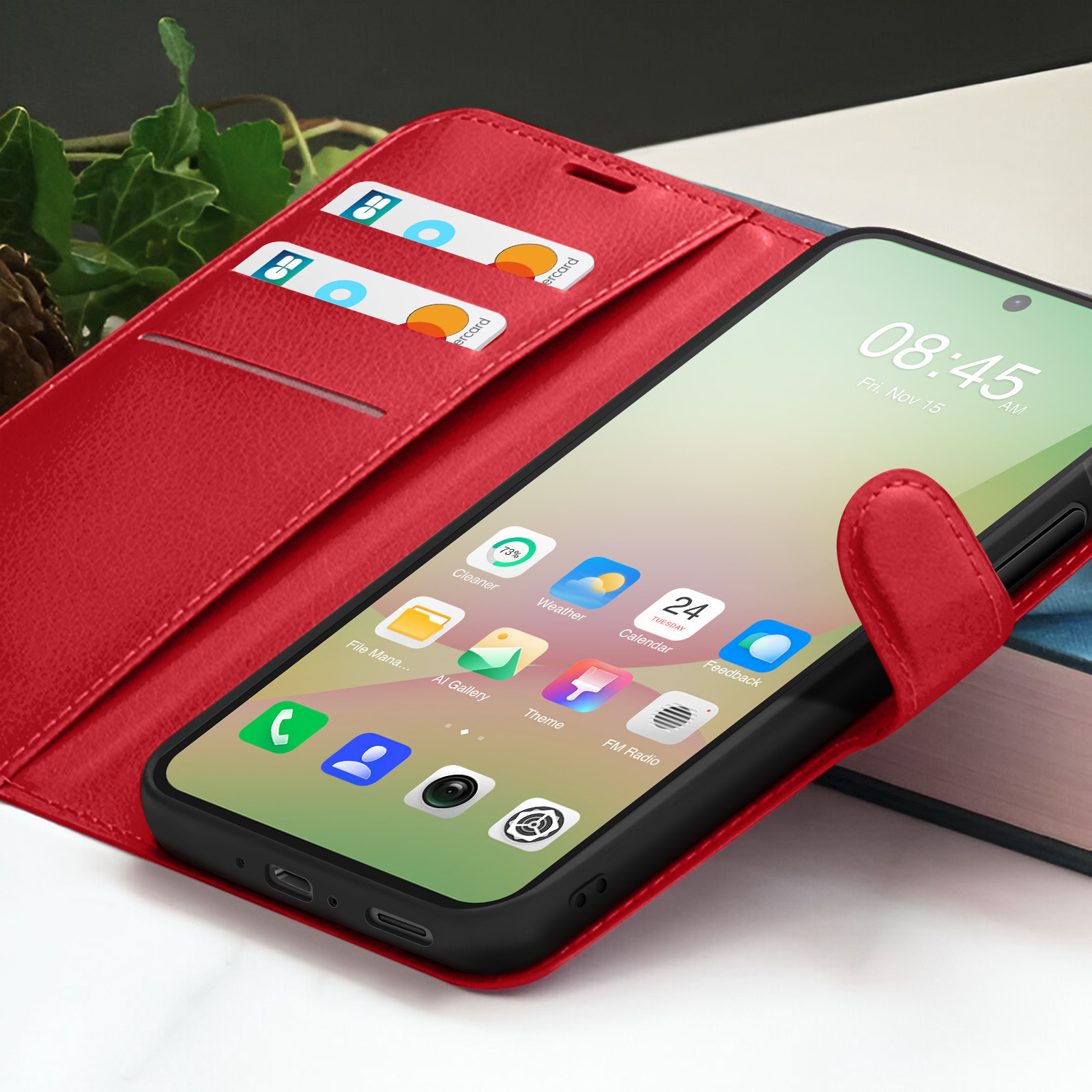 Een rode telefoonhoes met een smartphone waarop de tijd wordt weergegeven. Creditcards zijn zichtbaar in de hoes. De achtergrond is wazig.