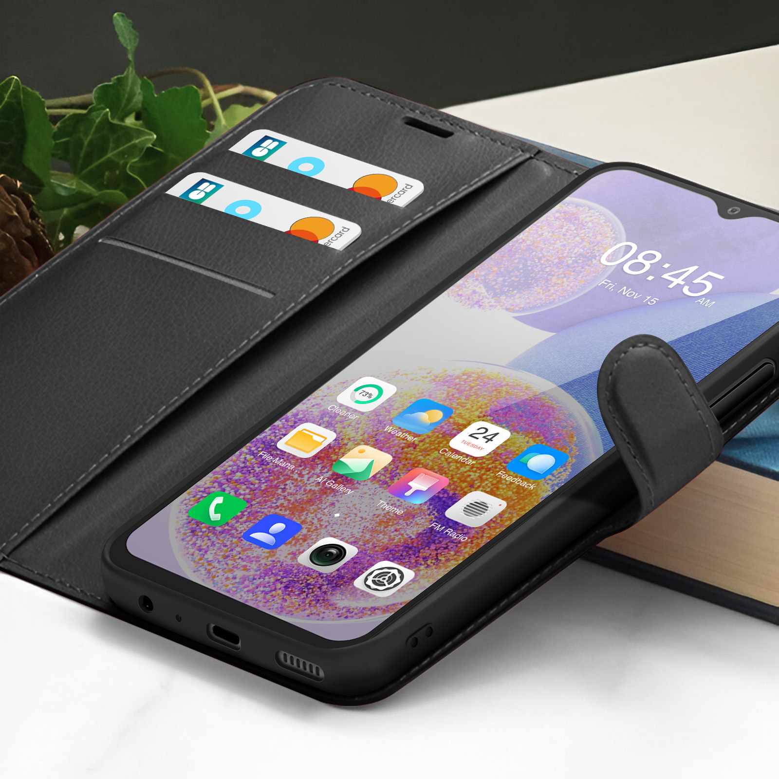 Ein Smartphone mit einer Brieftasche, die den Startbildschirm anzeigt. Zwei Kreditkarten befinden sich im Portemonnaie.