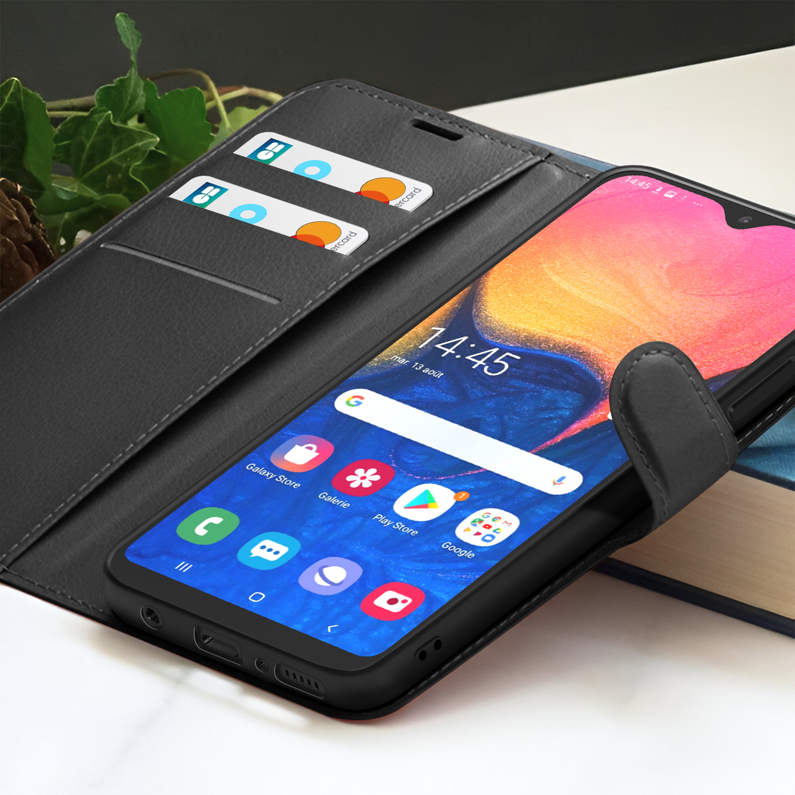 Een smartphone in een zwarte portemonneehoes. Het scherm toont apps en tijd. Creditcards in de portemonnee.