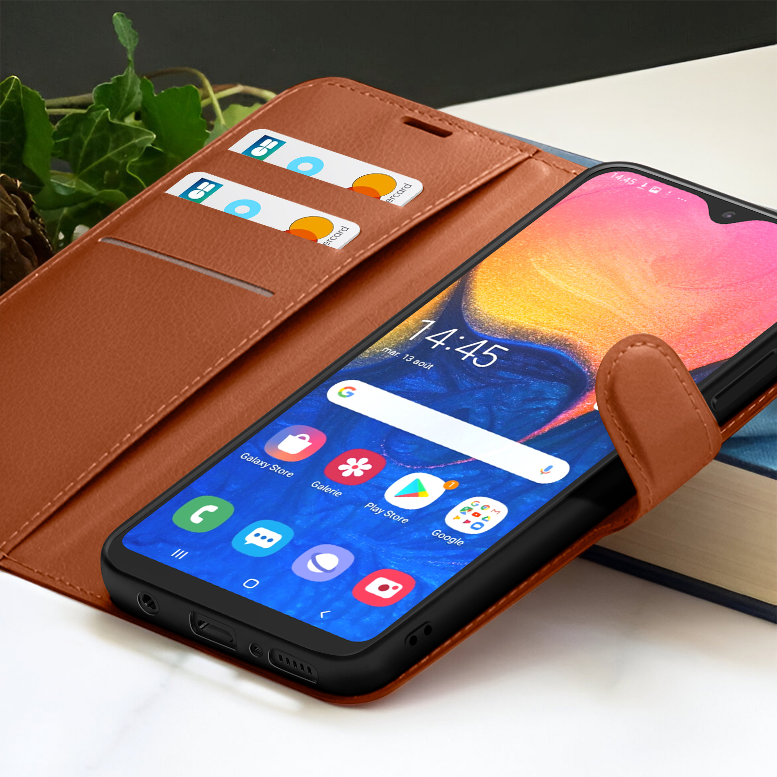 Een smartphone in een bruine leren hoes toont de tijd. Er zitten kaarten in de hoes. De achtergrond is wazig.