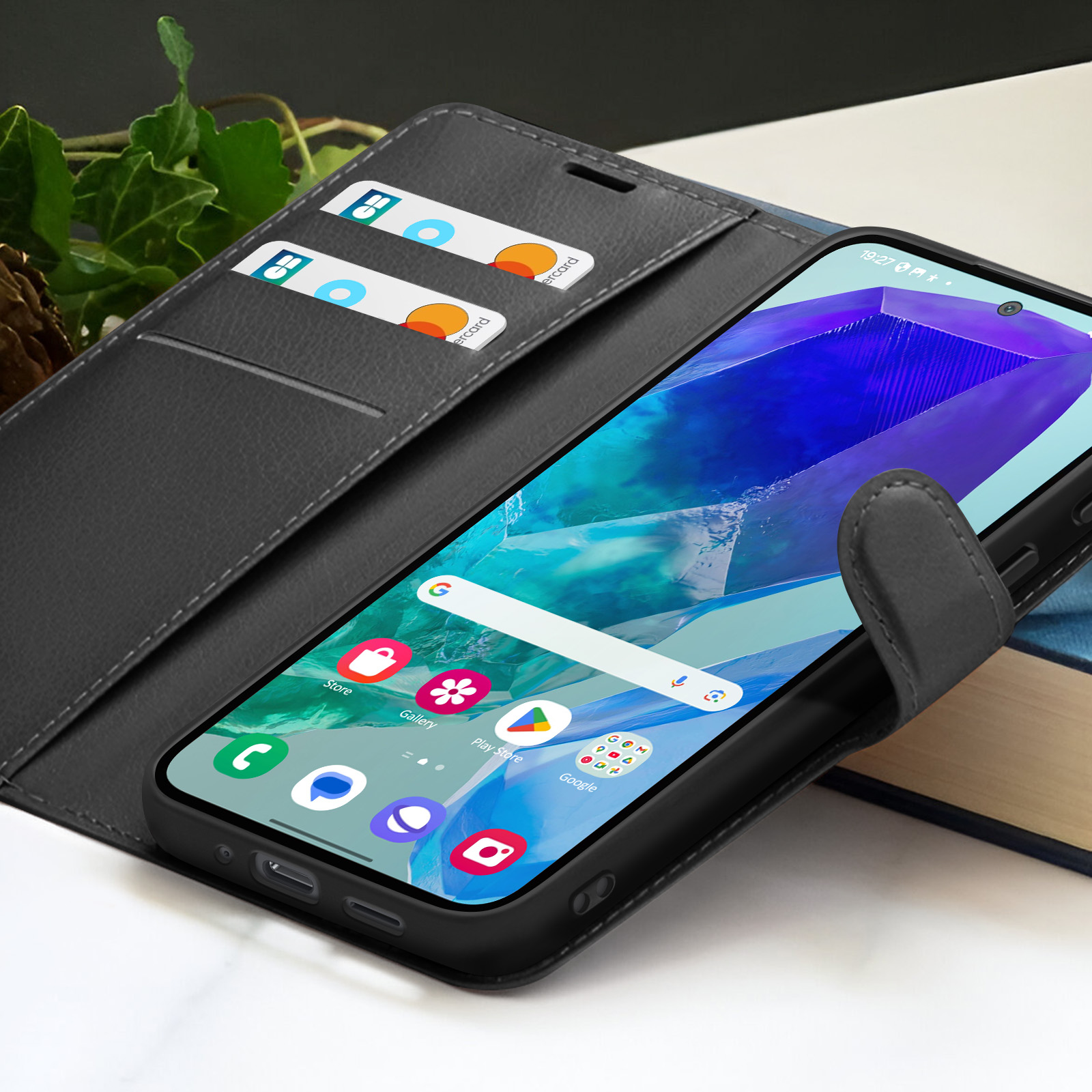 Ein Smartphone in einer schwarzen Lederhülle, das den Startbildschirm mit Apps und Kreditkarten zeigt.