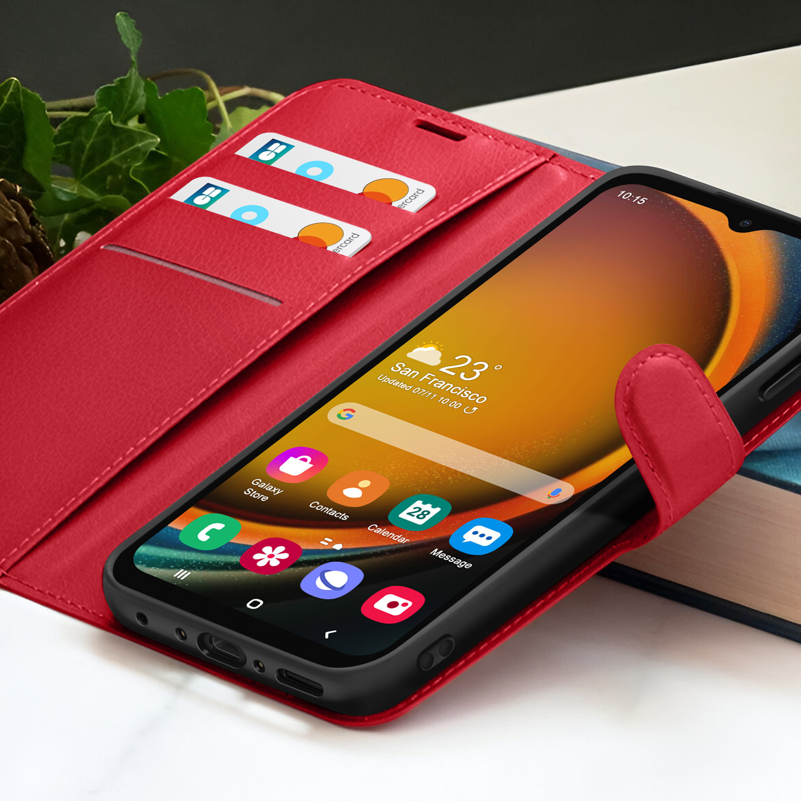 Un smartphone dans un étui rouge, affichant des applications. Cartes de crédit dans l'étui. L'écran affiche la météo à San Francisco.