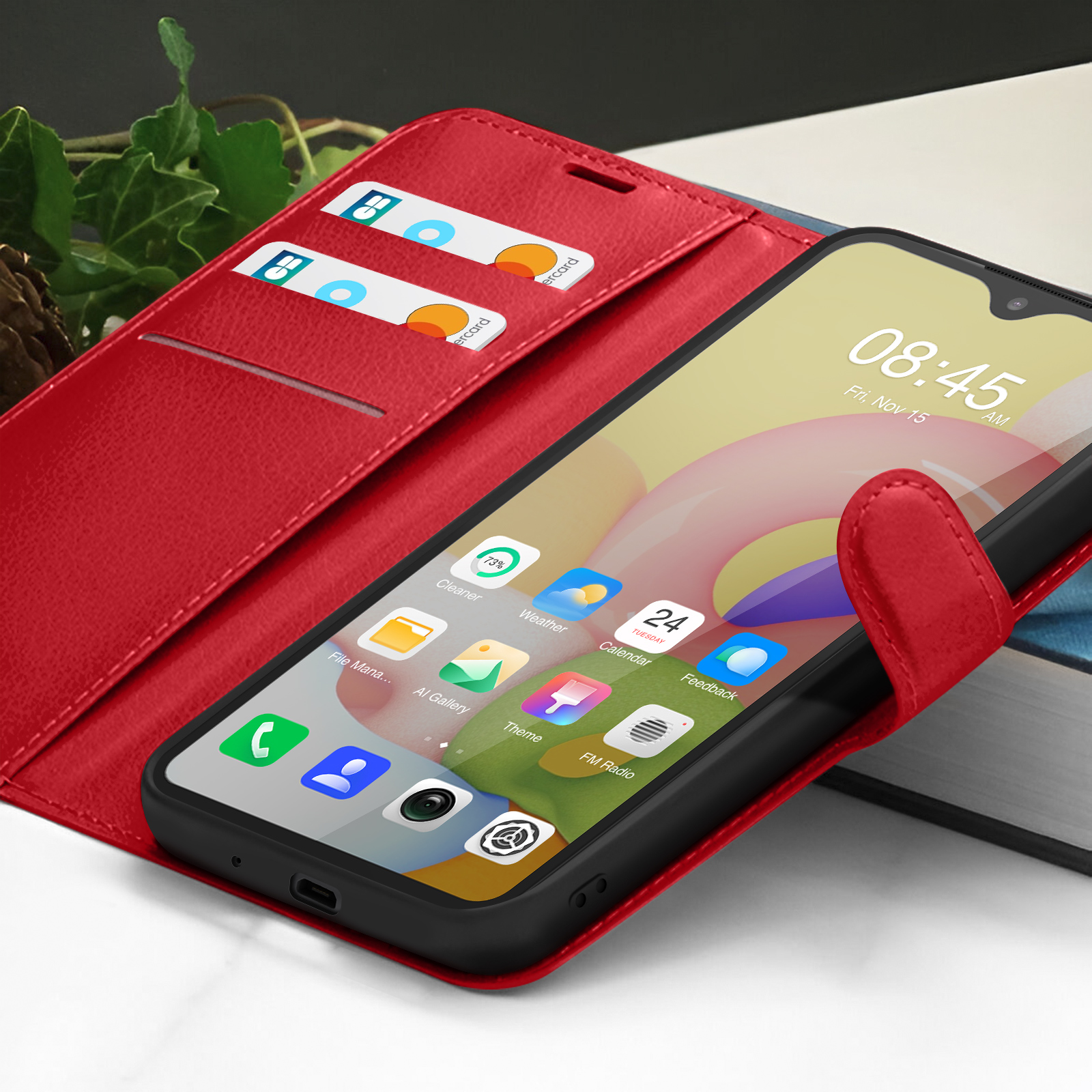 Un étui de téléphone rouge avec un téléphone affichant l'heure, la date et les icônes d'applications. Cartes de crédit visibles.
