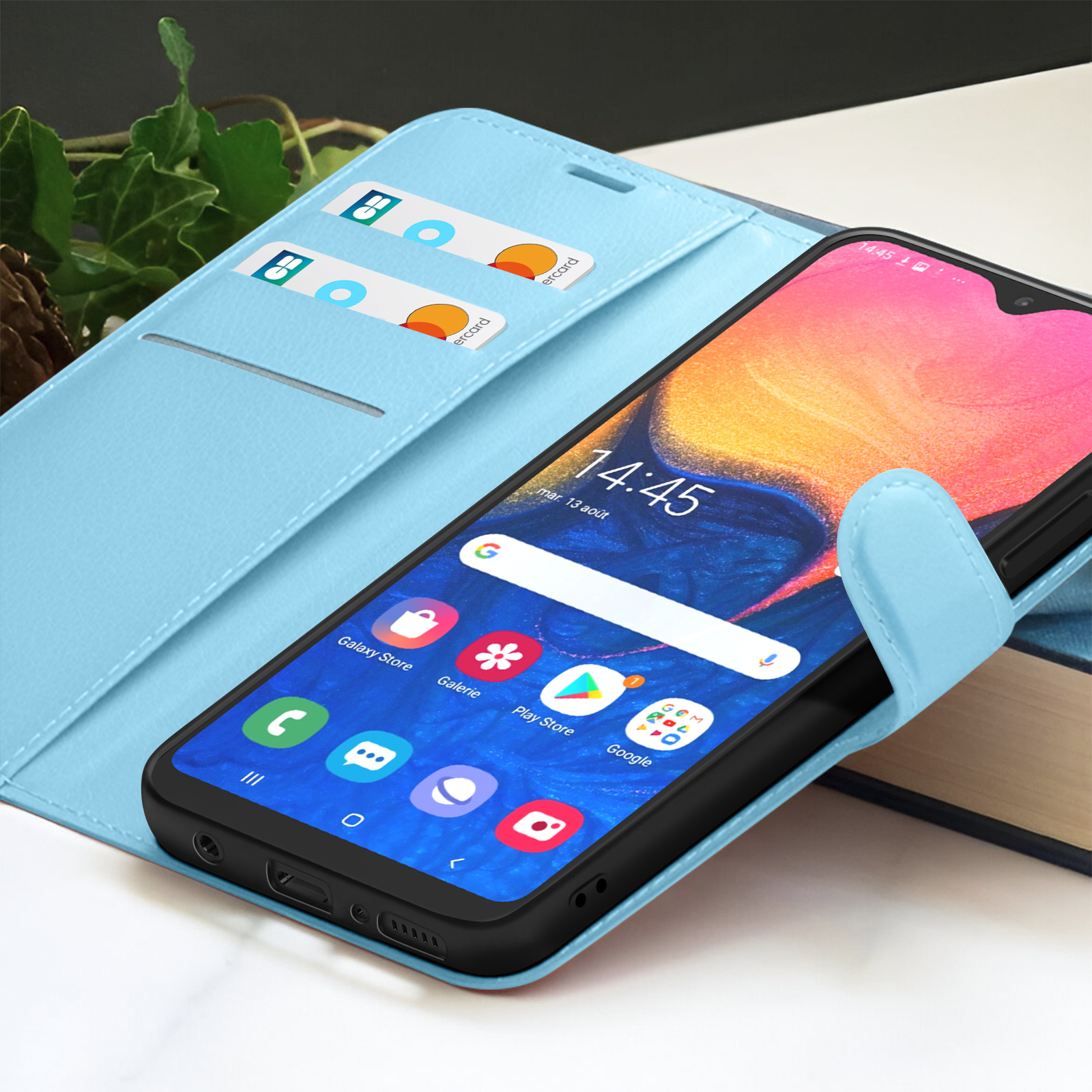 Een smartphone met een blauwe hoes, die de tijd 14:45 weergeeft. Creditcards zijn zichtbaar in de hoes.