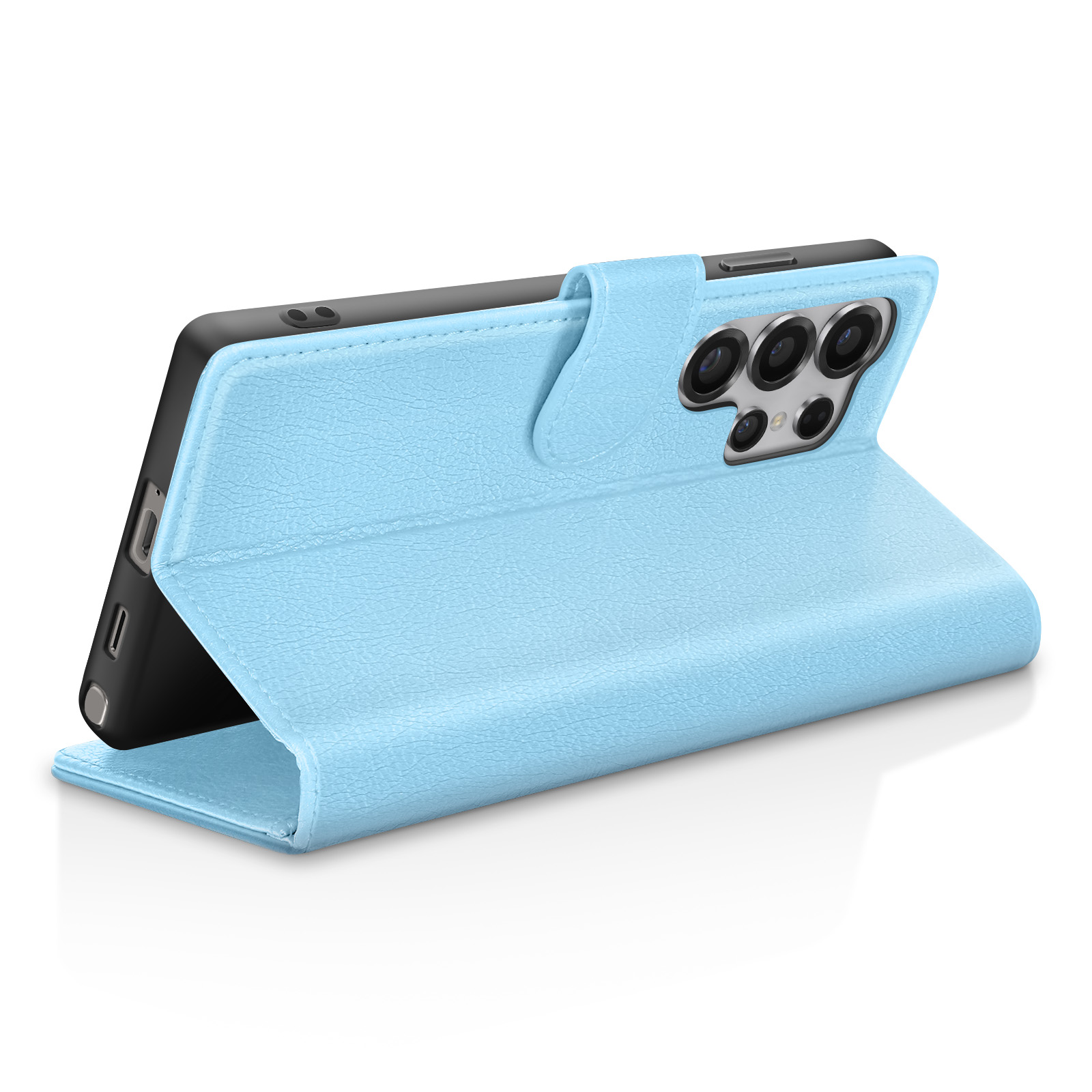 Een lichtblauwe telefoonhoes met een zwarte telefoon erin. De hoes is open en heeft een flap. De telefoon heeft drie camera's.