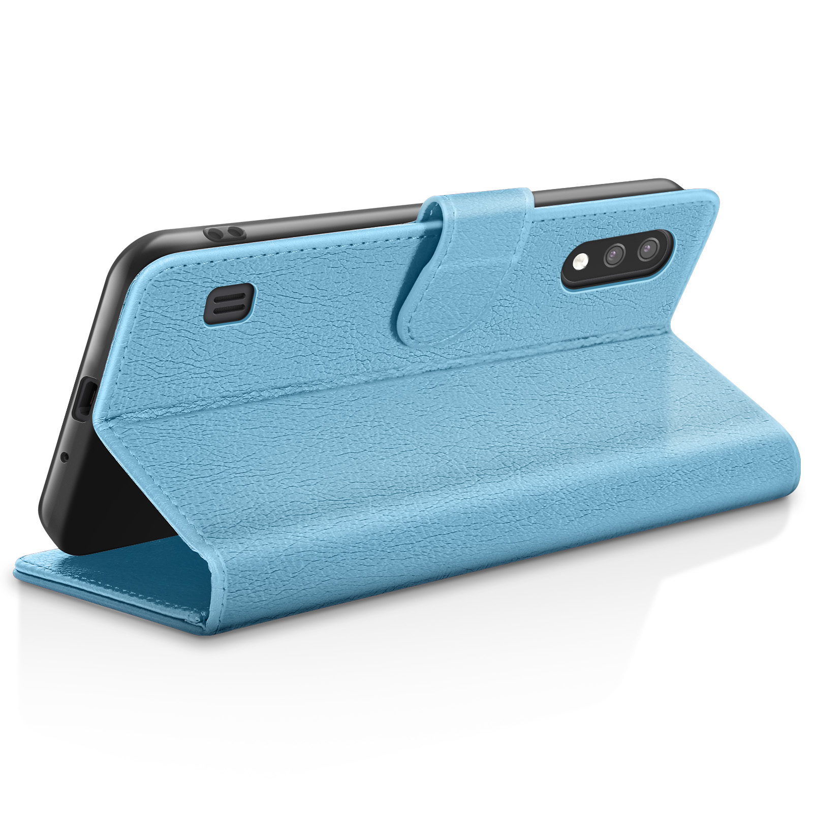 Een lichtblauwe telefoonhoes is open en houdt een zwarte smartphone vast. De hoes is gemaakt van textuurmateriaal en ligt op een wit oppervlak.