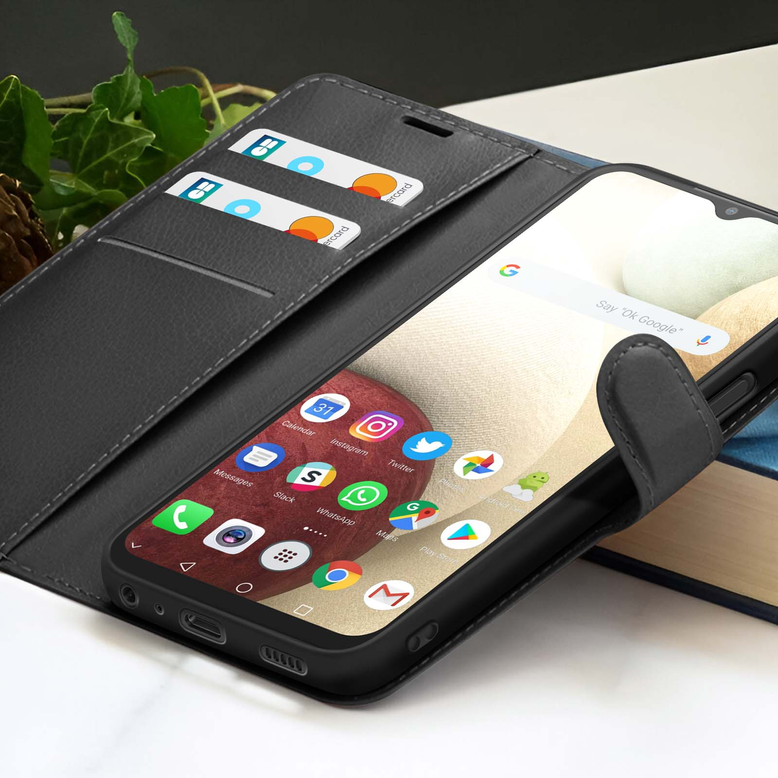 Smartphone dans un étui noir, ouvert pour afficher les applications. Les cartes de crédit sont dans la fente gauche.