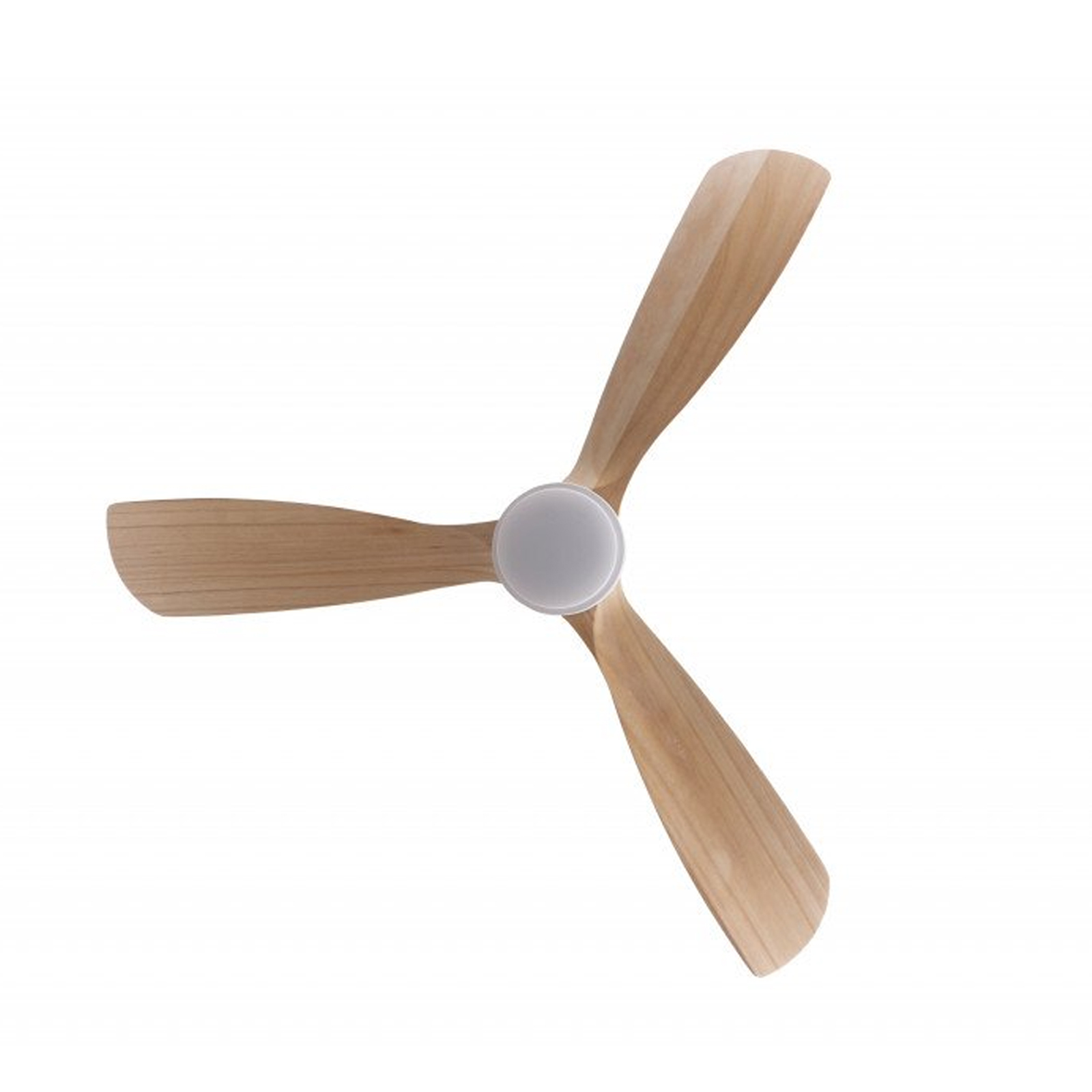 Un ventilador de techo con tres aspas de madera y una carcasa de motor blanca centrado sobre fondo blanco.