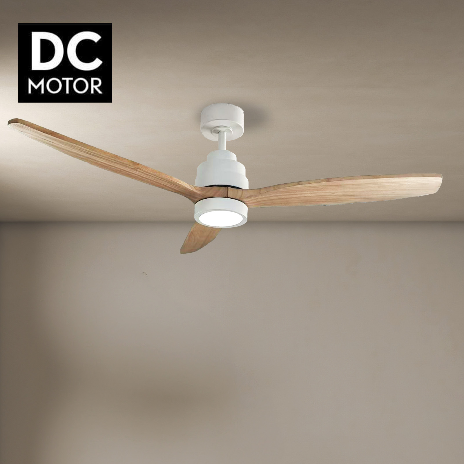 Un ventilador de techo con aspas de madera y motor blanco está montado en un techo beige. El ventilador tiene luz integrada.