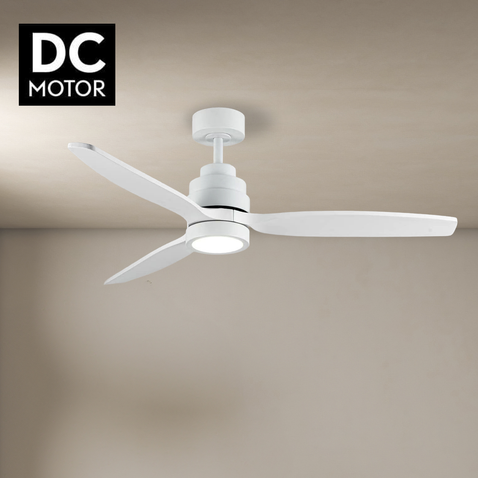 Un ventilador de techo blanco con tres aspas. Tiene una luz en el centro y está montado en un techo marrón claro.