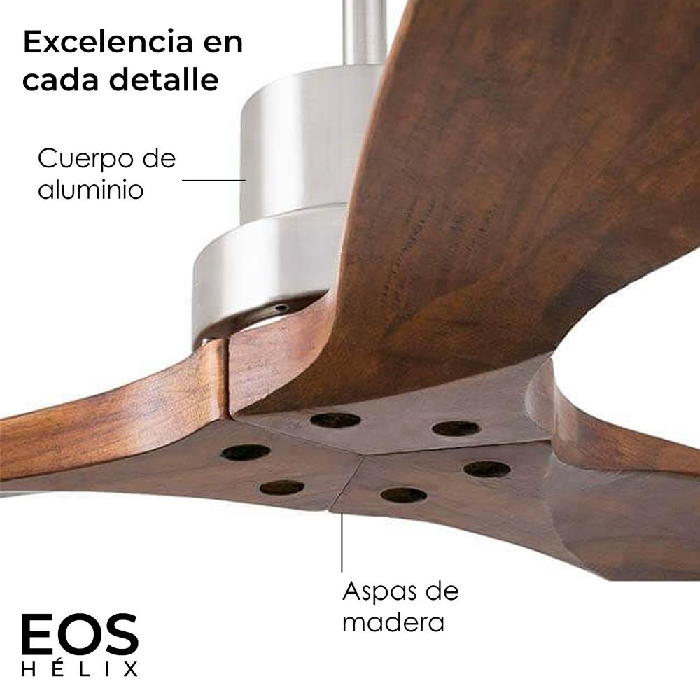 Primer plano de un ventilador de techo. El ventilador tiene aspas de madera y una carcasa de motor plateada. El texto indica 'excelencia en detalle'.