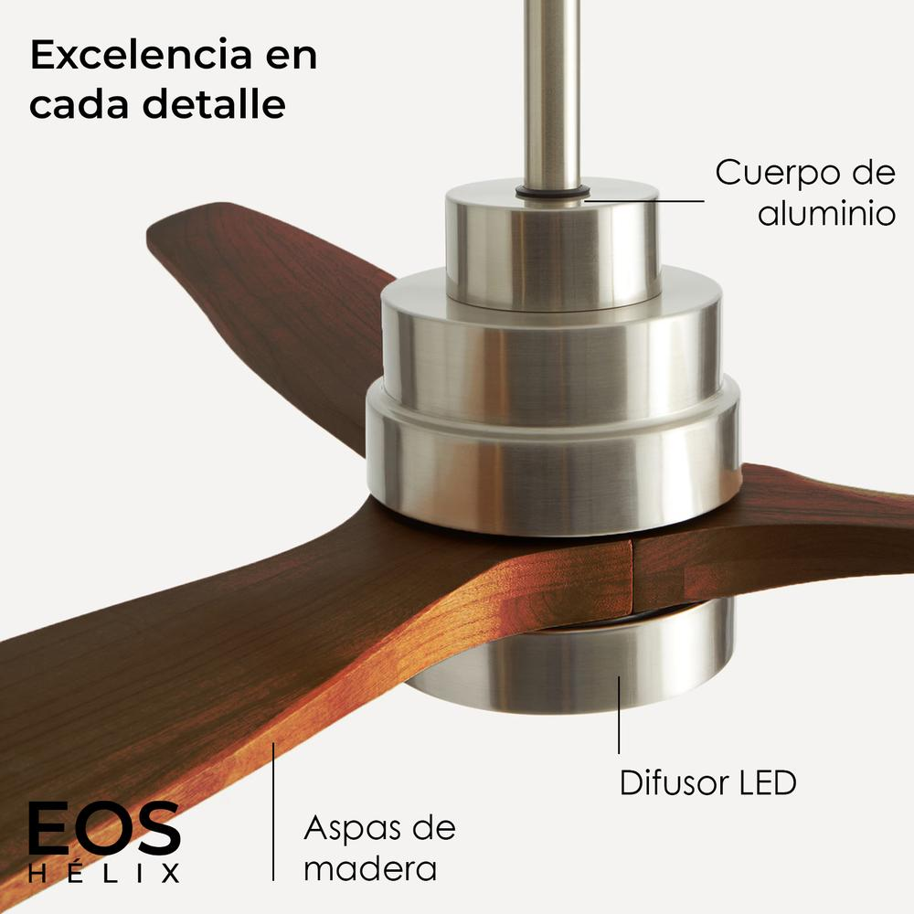 Primer plano de un ventilador de techo. Tiene aspas de madera, una carcasa de motor plateada y el texto 'Excelencia en cada detalle'.