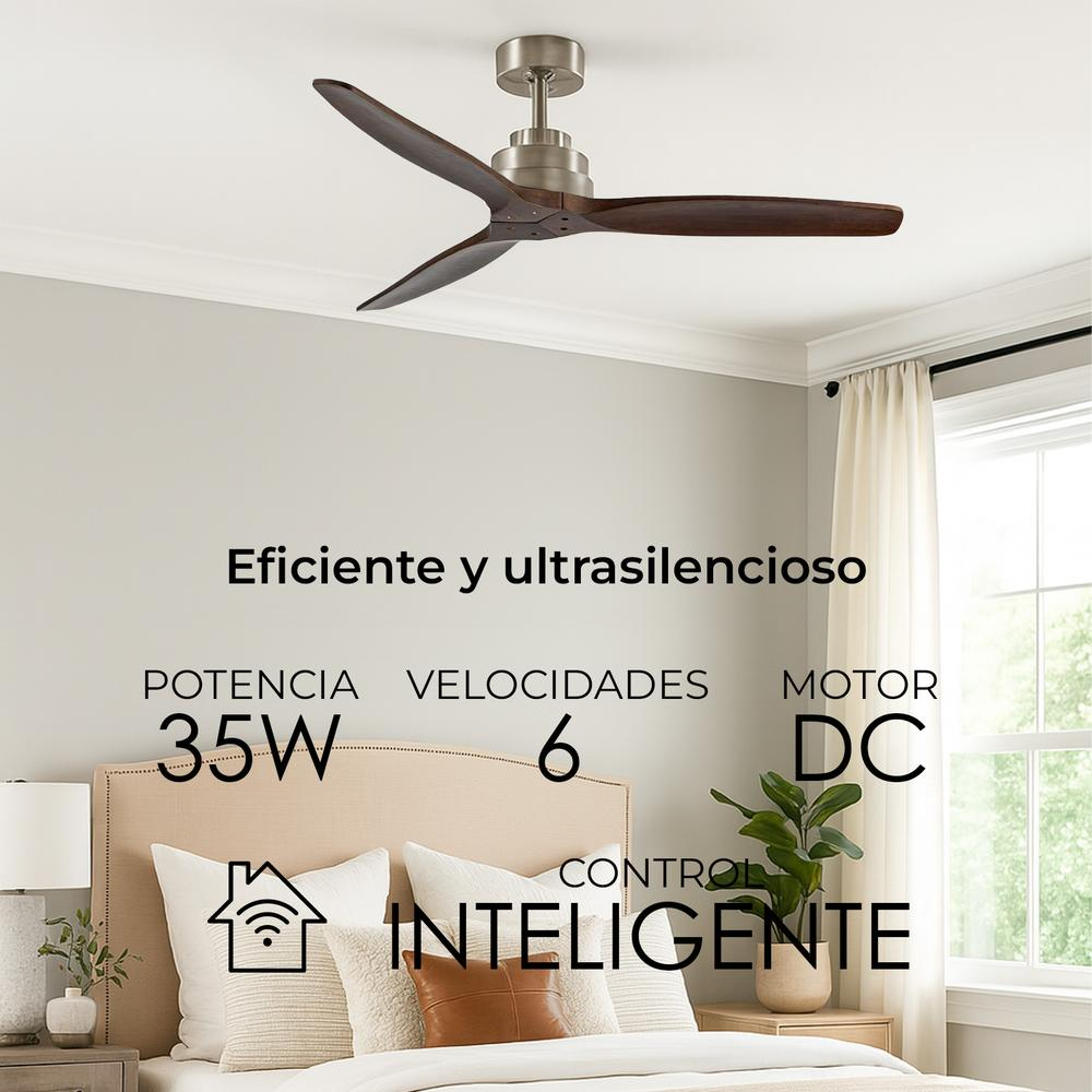 Un ventilador de techo con tres aspas marrón oscuro está instalado. Dormitorio con cama, cortinas y texto sobre las características del ventilador.